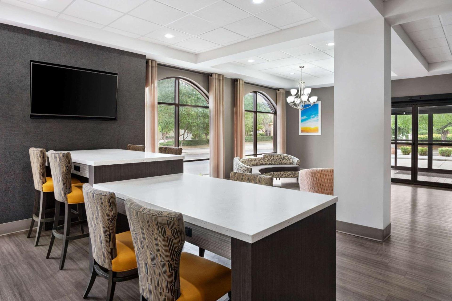 Days Inn & Suites by Wyndham Murfreesboro I-24 East photo 3
