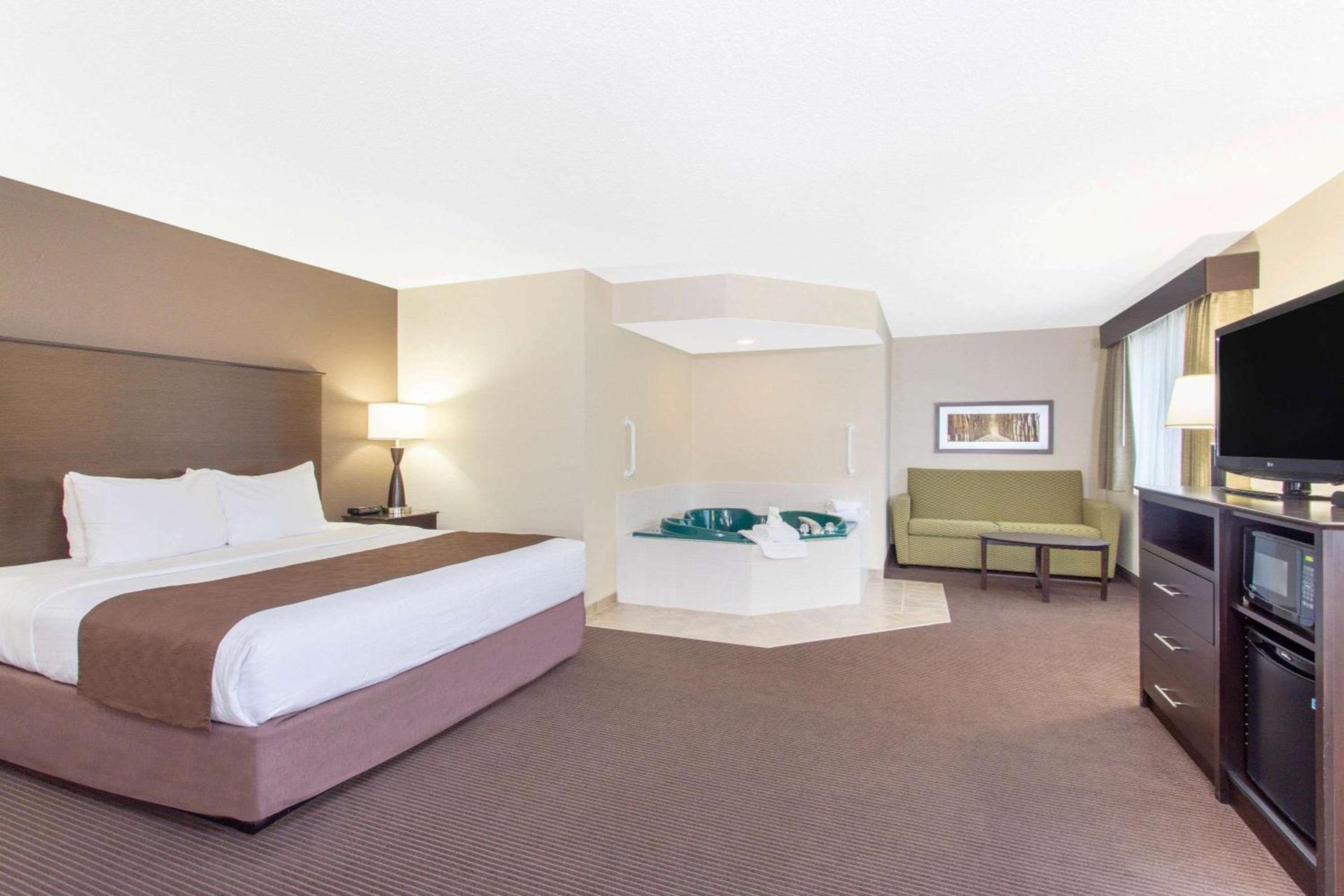 AmericInn by Wyndham Rhinelander photo 36