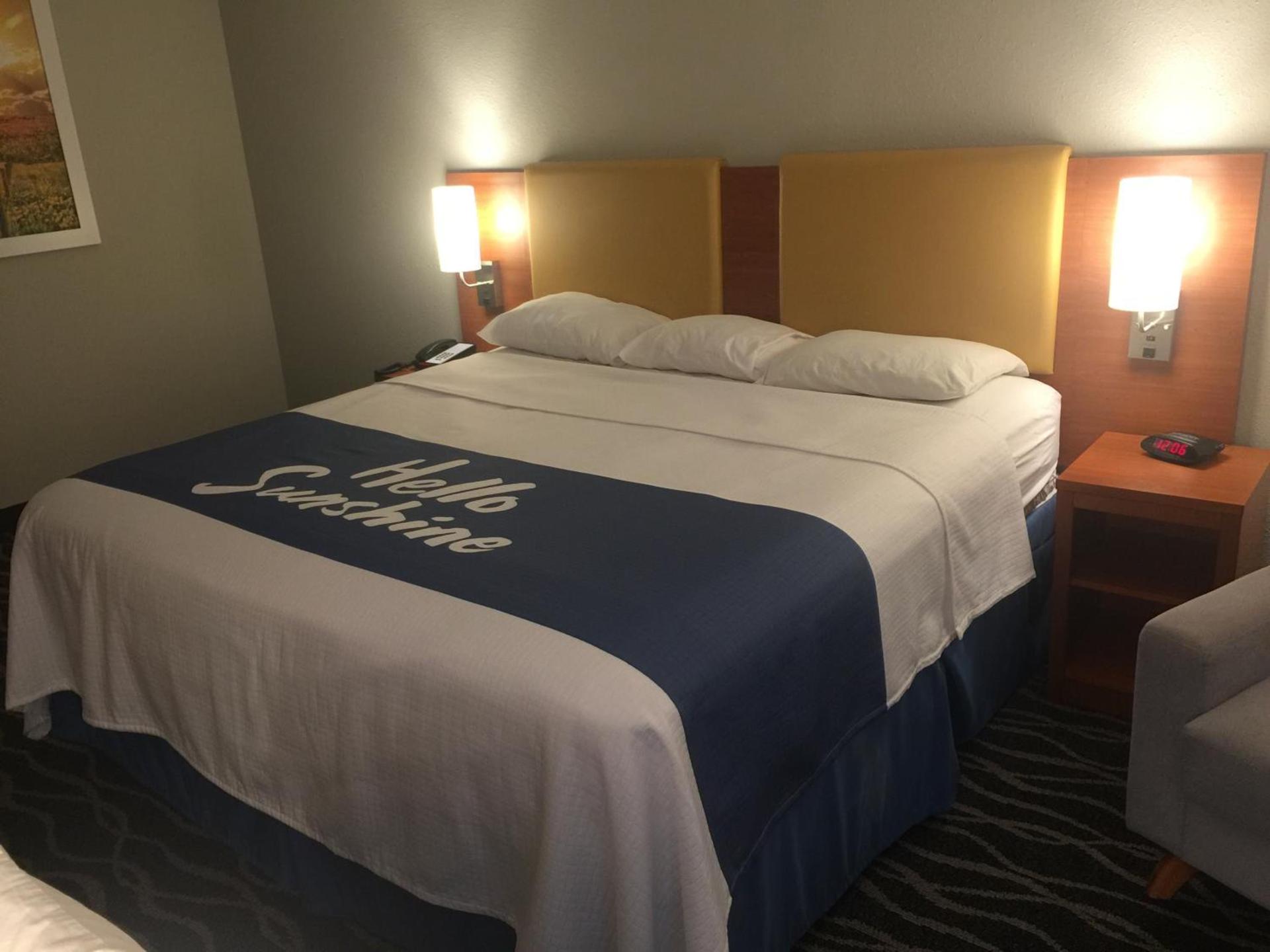 Days Inn & Suites by Wyndham Cincinnati North photo 9