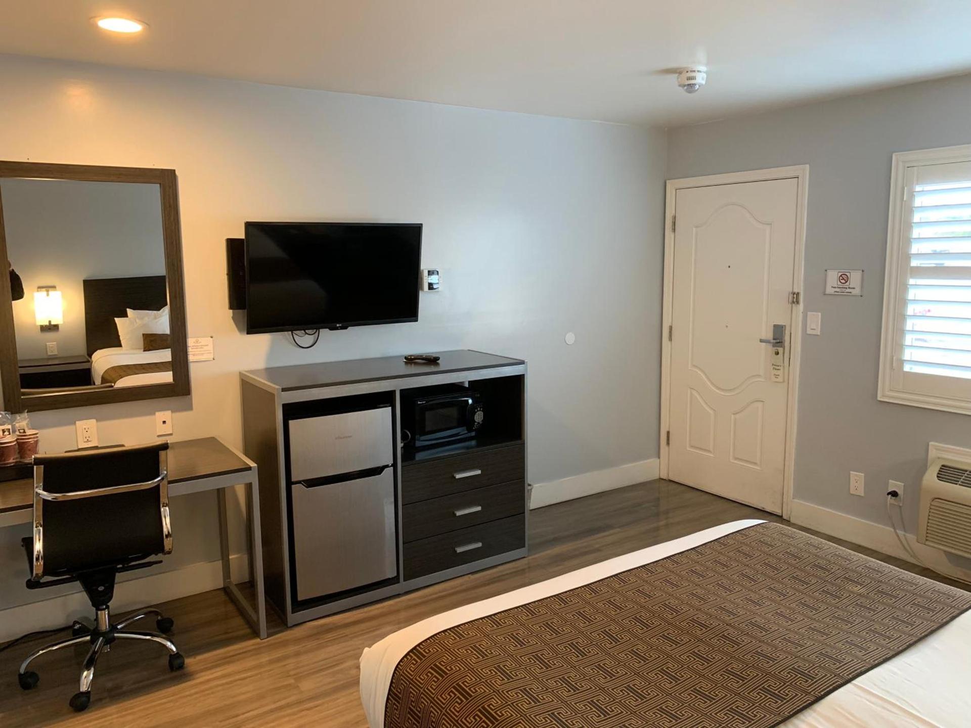 Pacific Inn Monterey photo 32