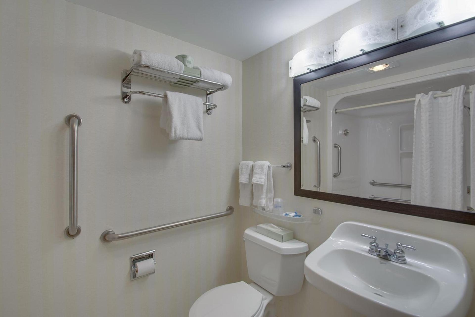 Best Western Plus, The Inn at Hampton photo 12