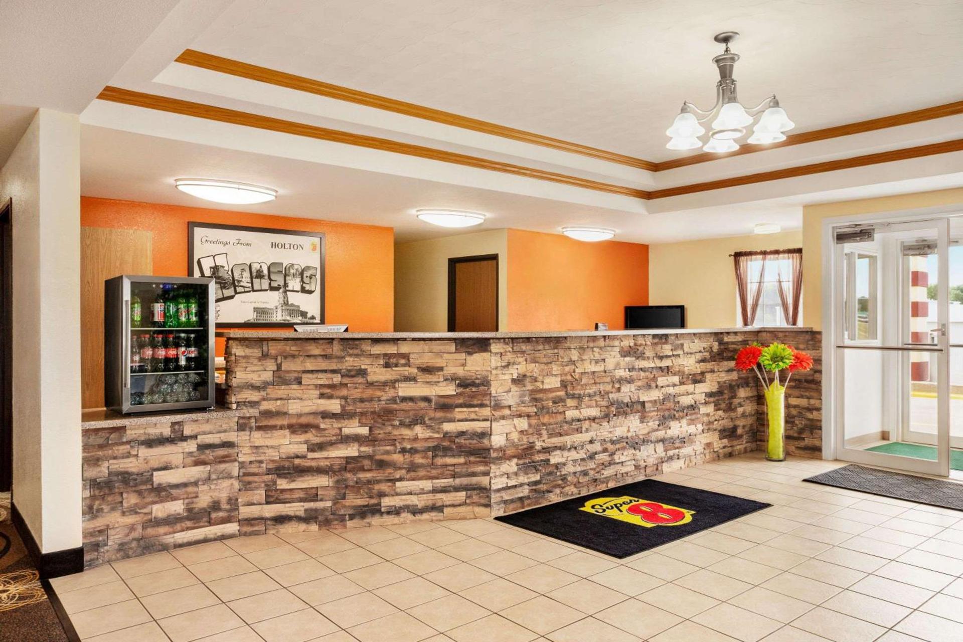 Super 8 by Wyndham Holton photo 3