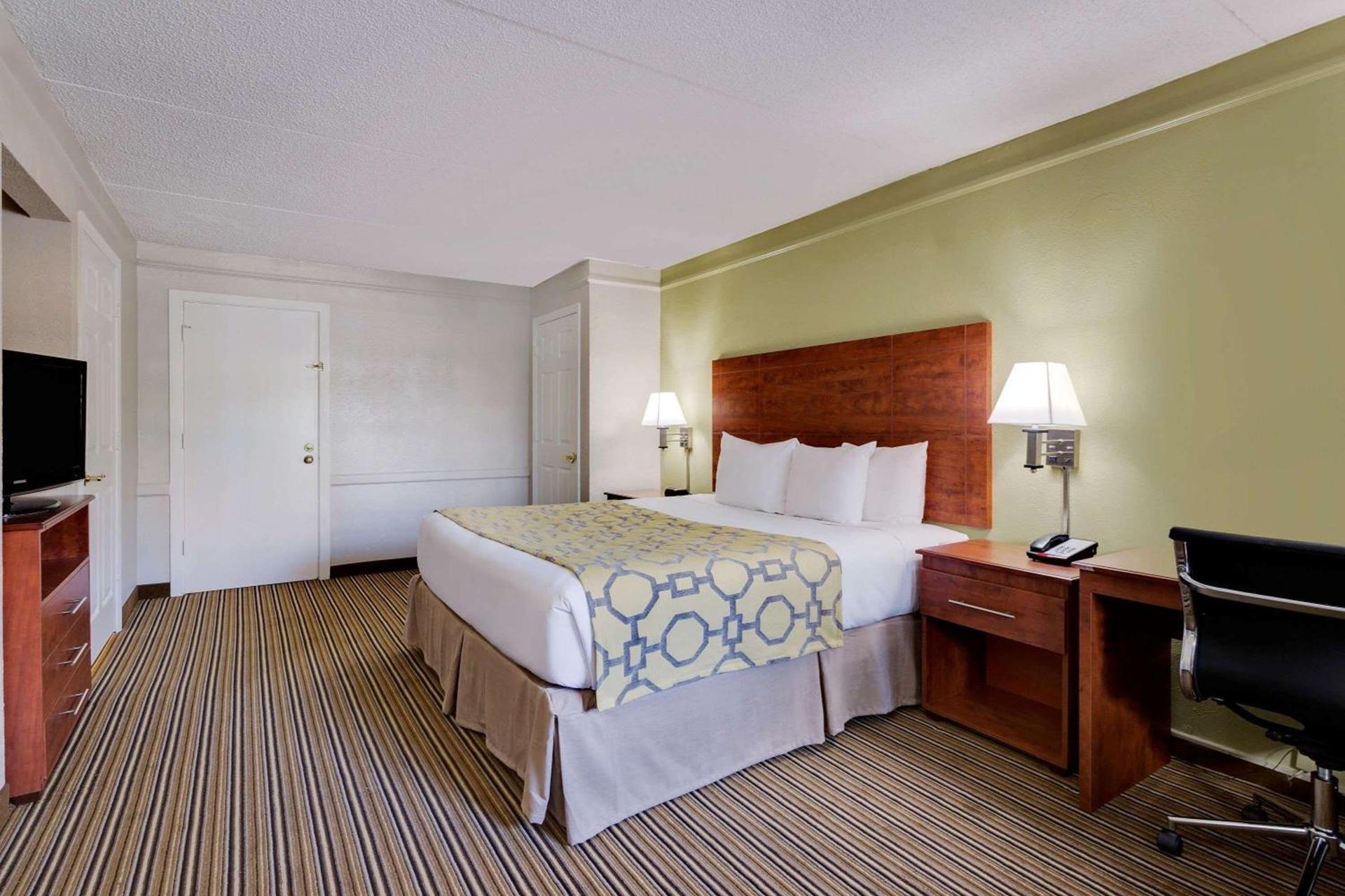Baymont by Wyndham Jacksonville Orange Park photo 11