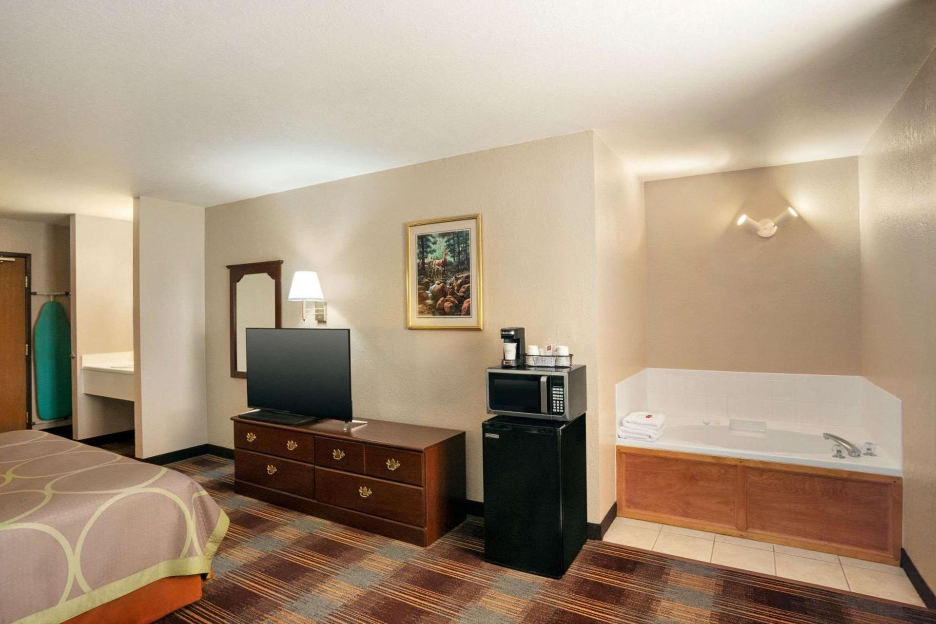 Super 8 by Wyndham Holton photo 13