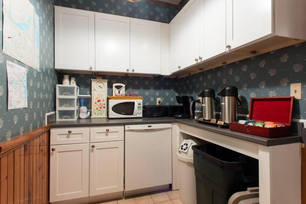 The Coolidge Corner Guest House: A Brookline Bed and Breakfast photo 2