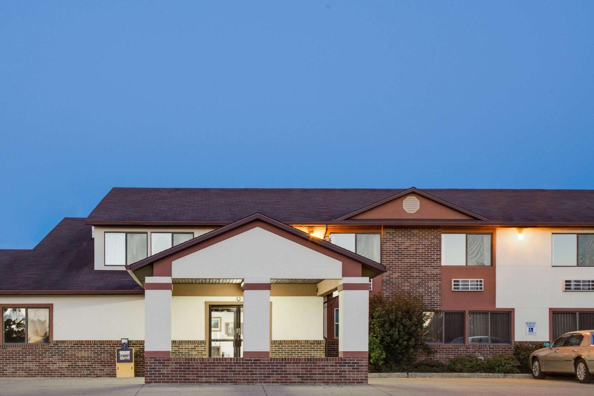 Super 8 by Wyndham Oelwein photo 1