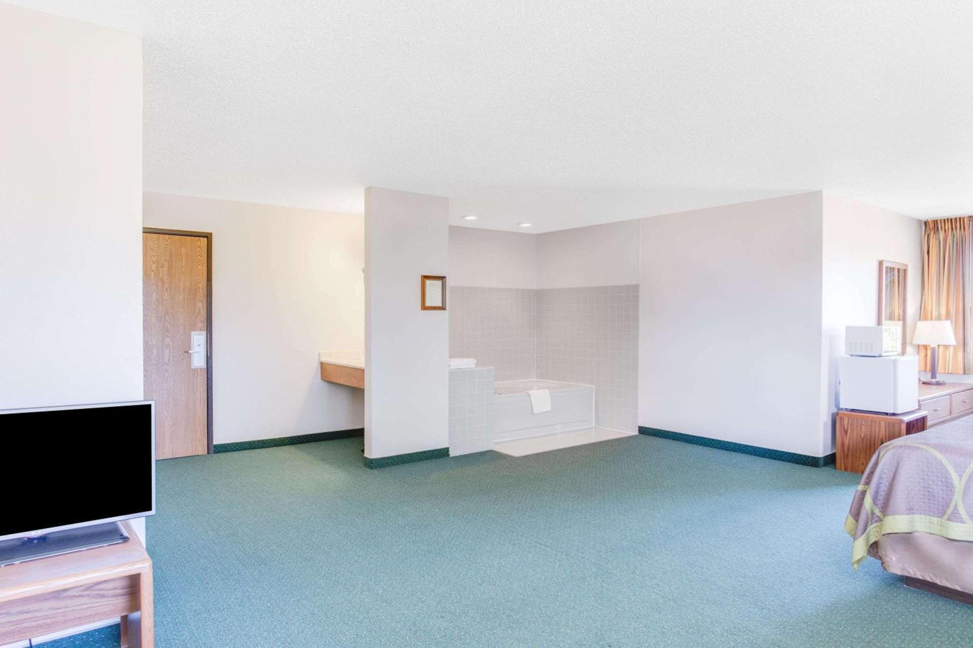 Super 8 by Wyndham Oelwein photo 6
