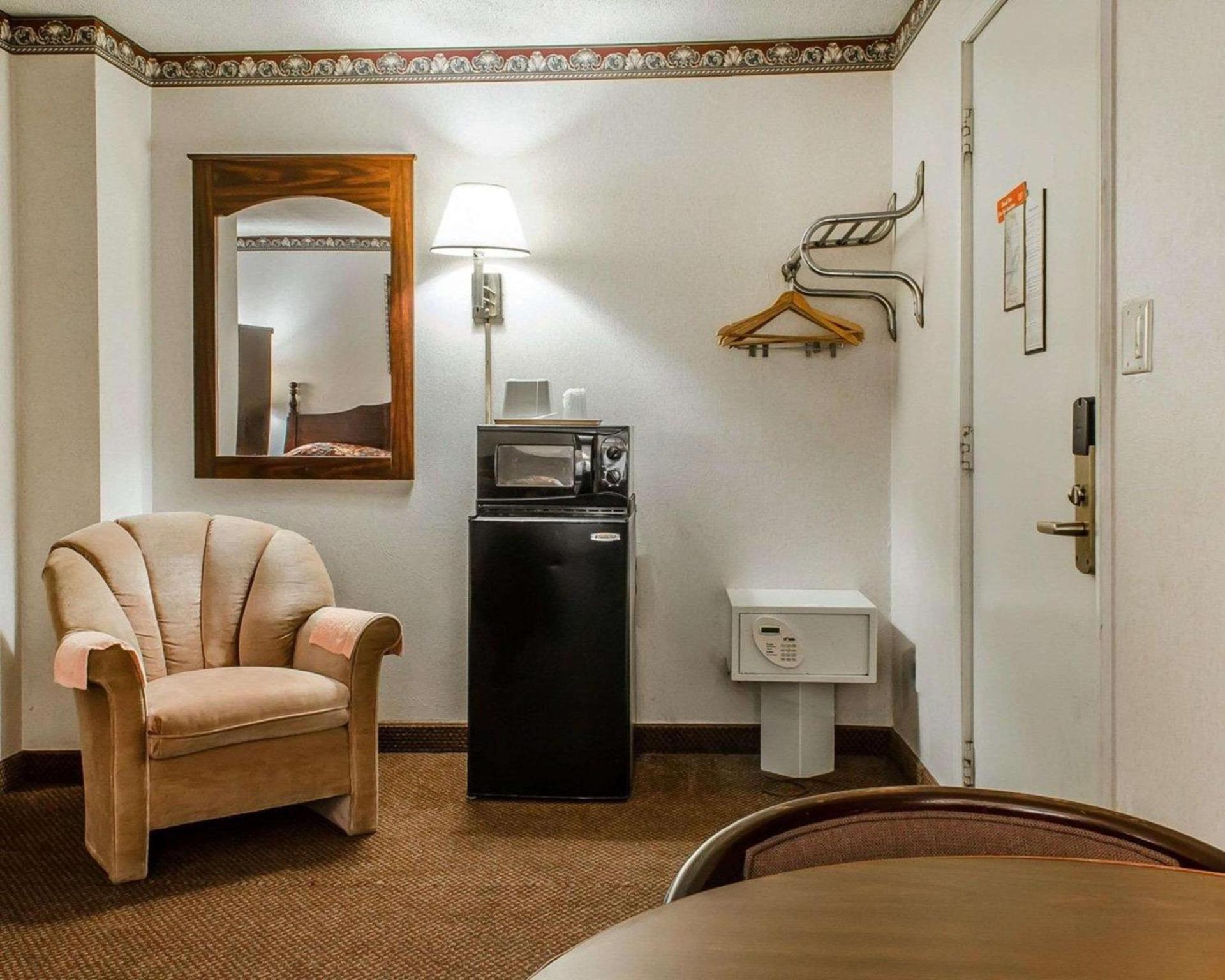 Econo Lodge Frackville photo 9