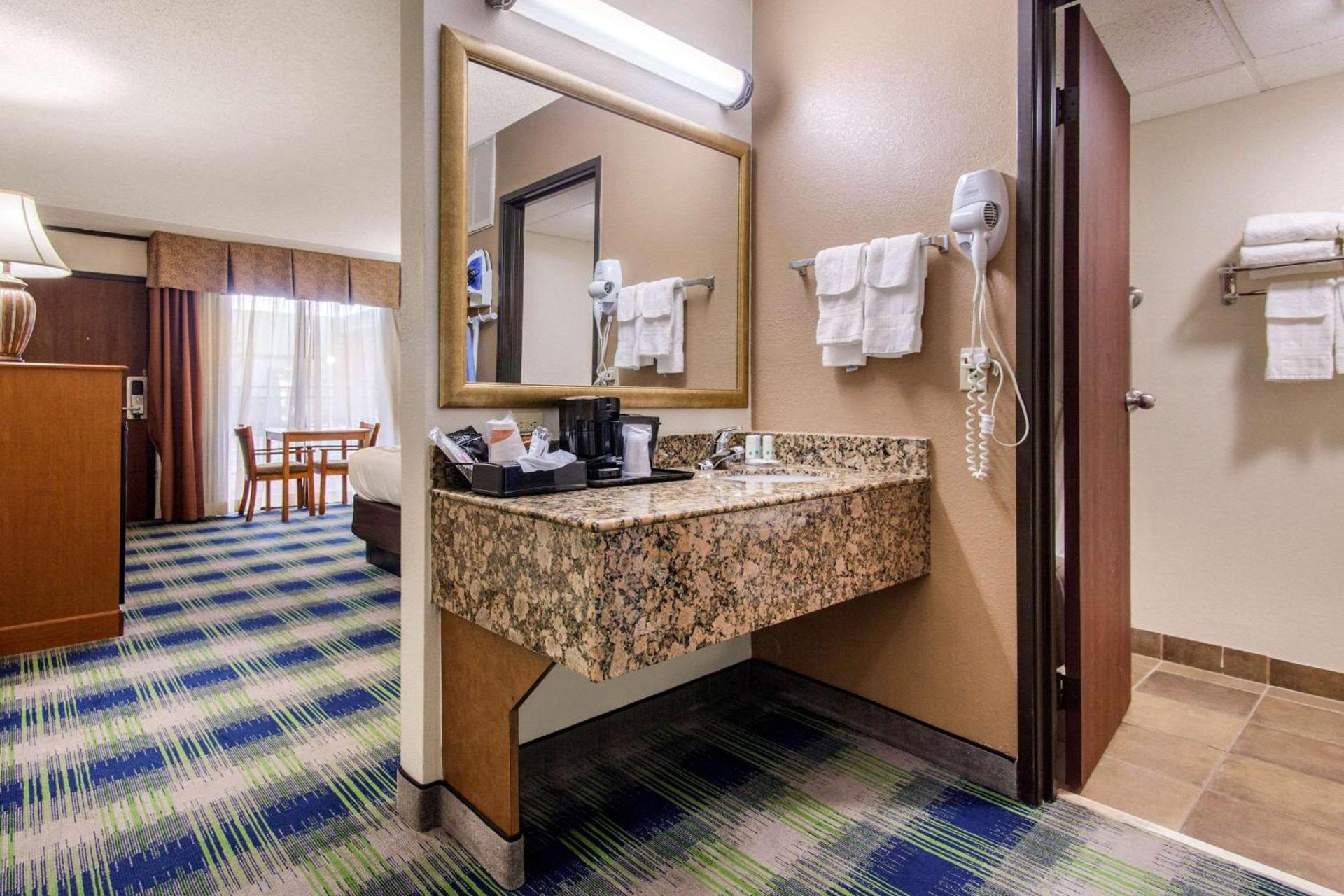 Quality Inn Arkansas City North photo 20