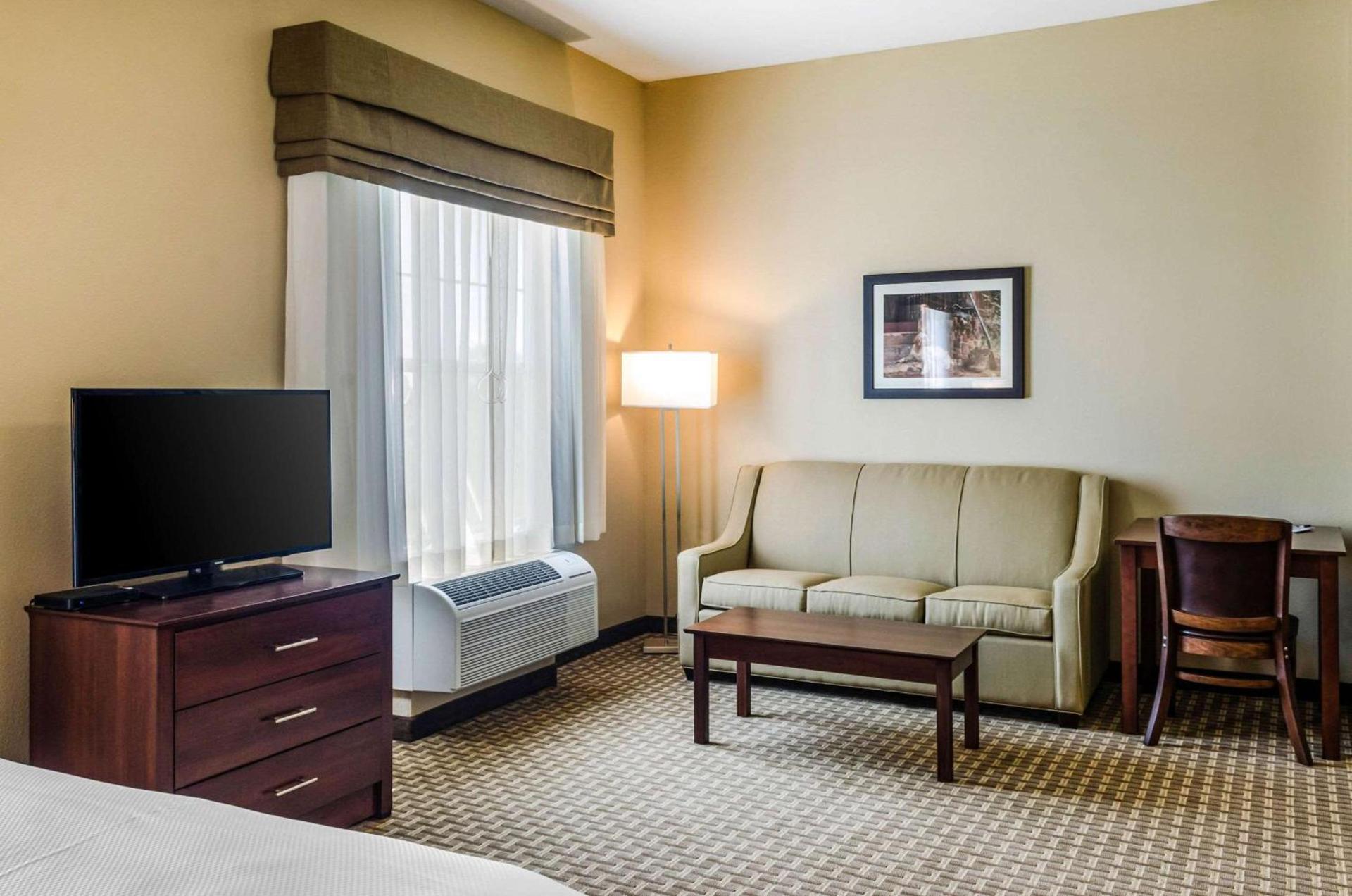 MainStay Suites Hackberry Sportsman's Lodge photo 6