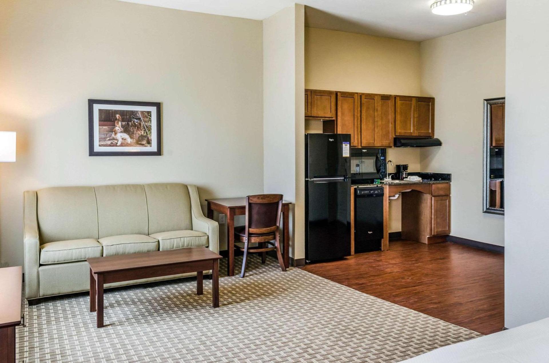 MainStay Suites Hackberry Sportsman's Lodge photo 26