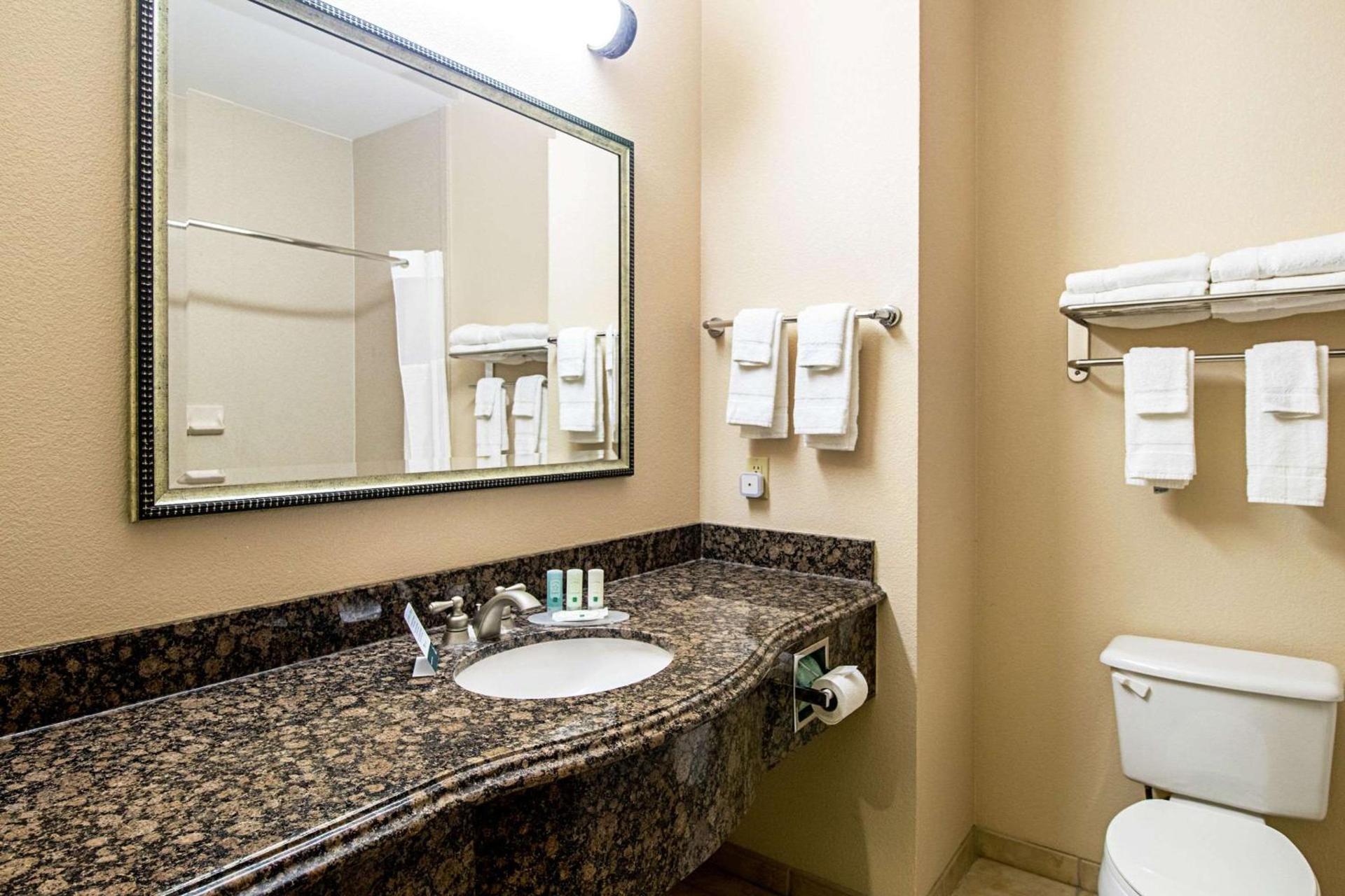 Quality Inn & Suites Robstown photo 16