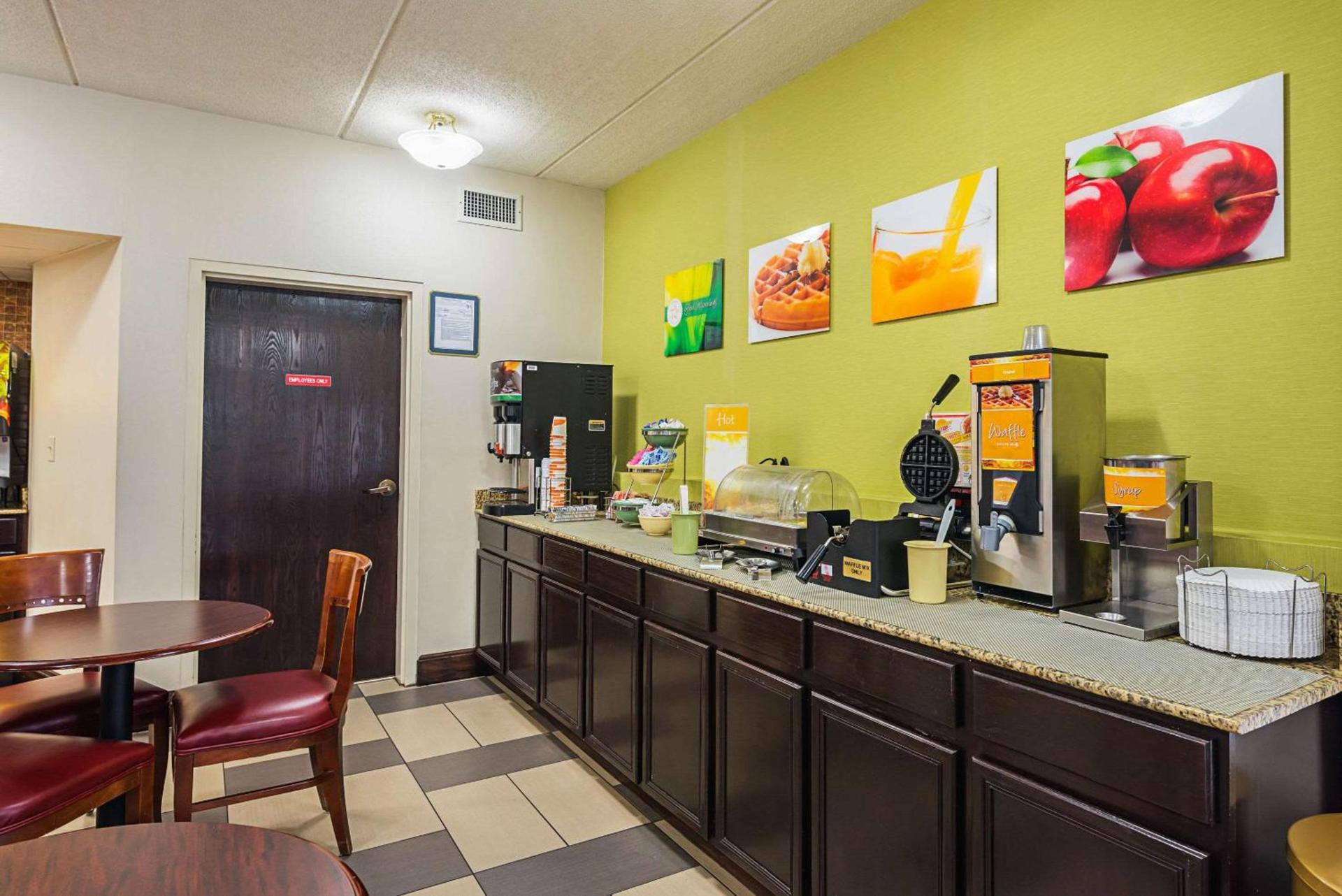 Quality Inn Airport - Southeast photo 15