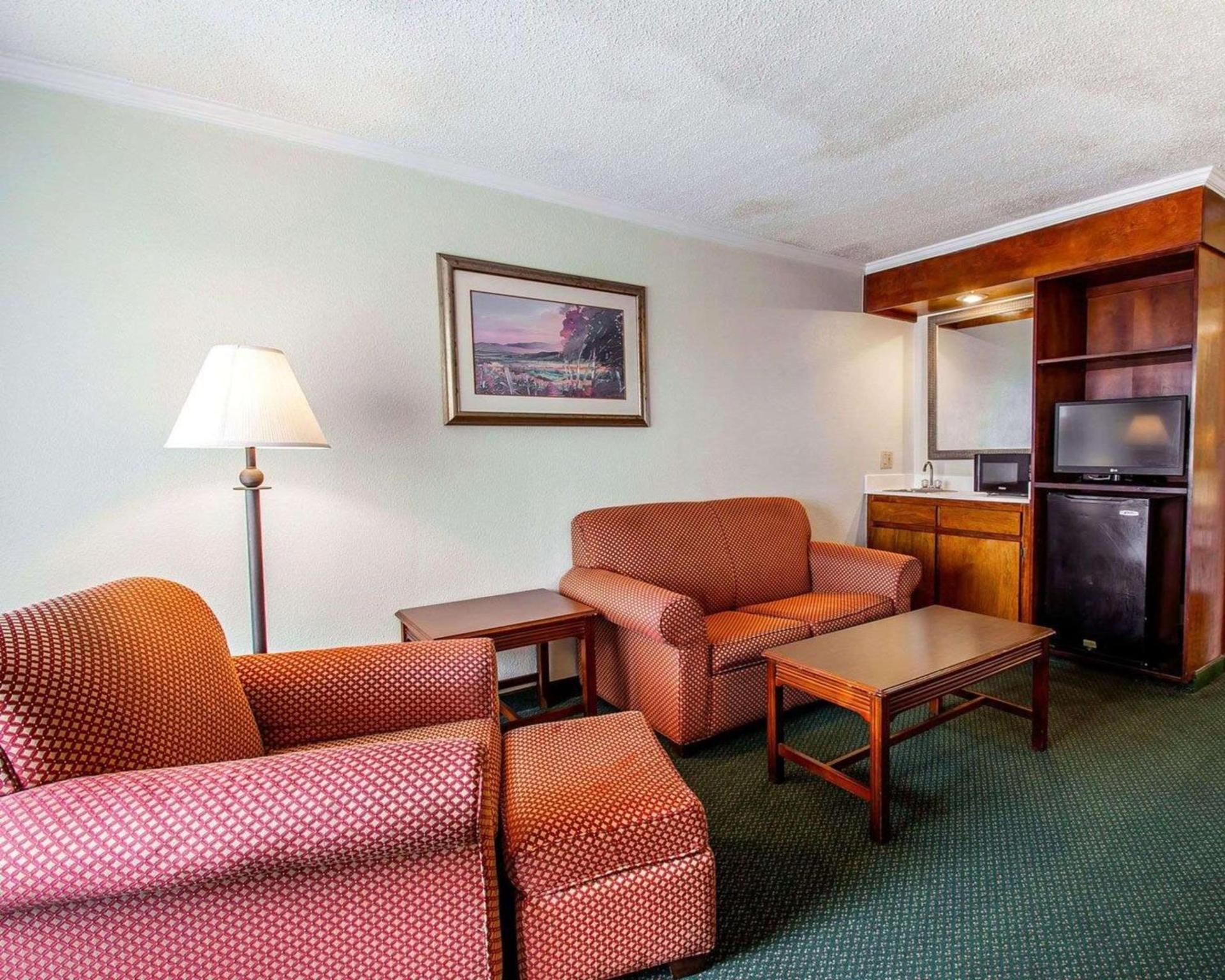 Clarion Inn & Suites Dothan South photo 19