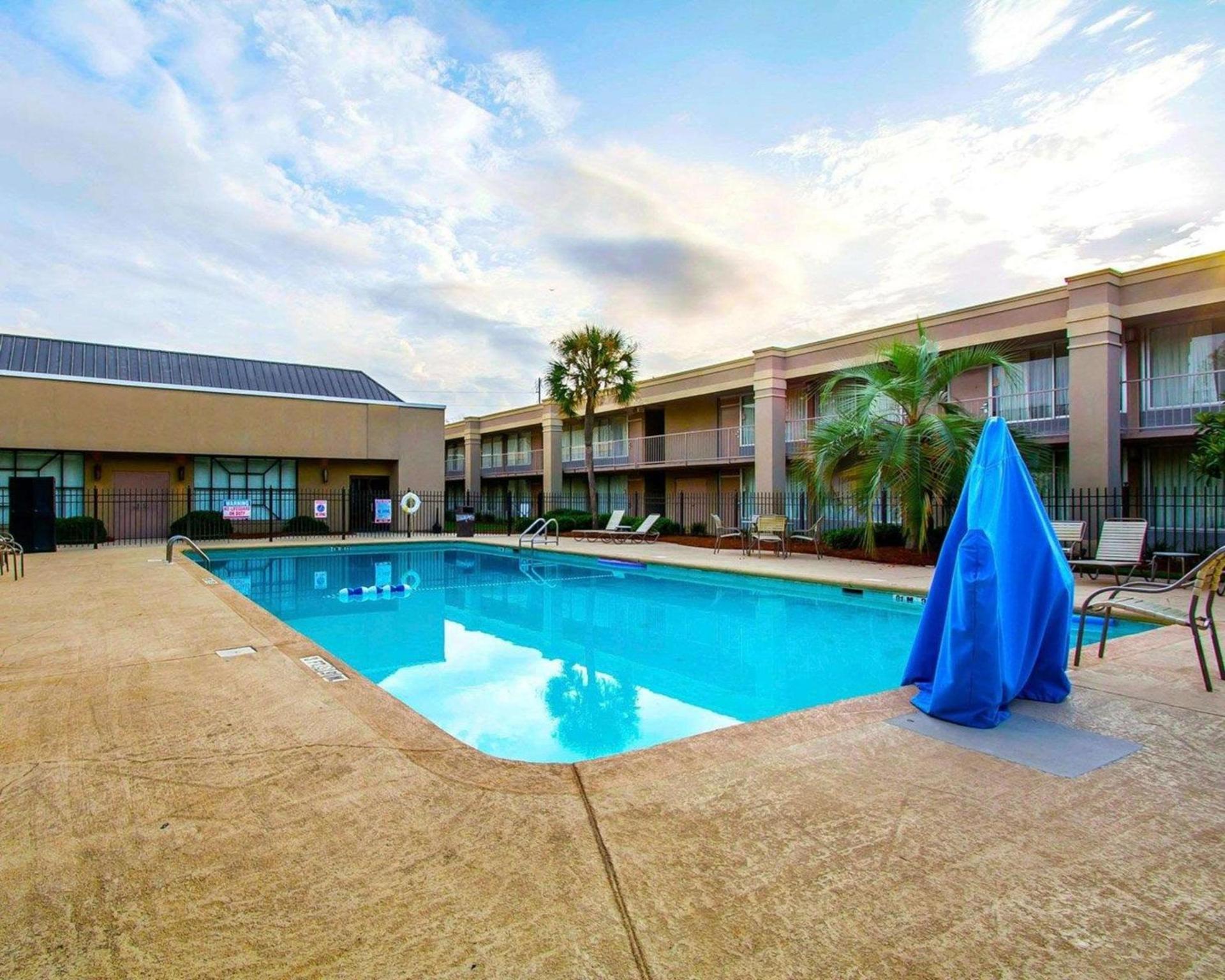 Clarion Inn & Suites Dothan South photo 11