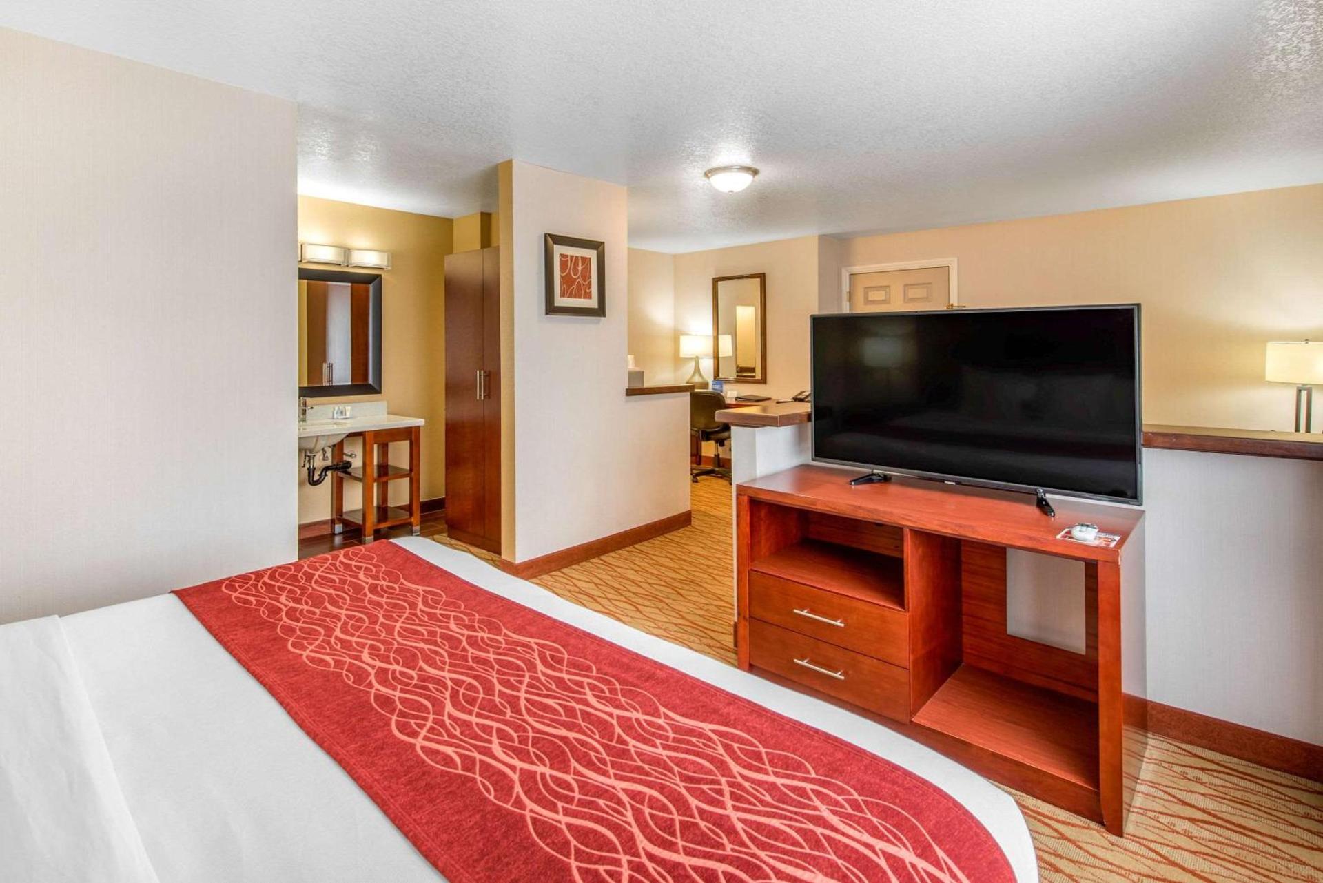 Comfort Inn Mount Shasta Area photo 30