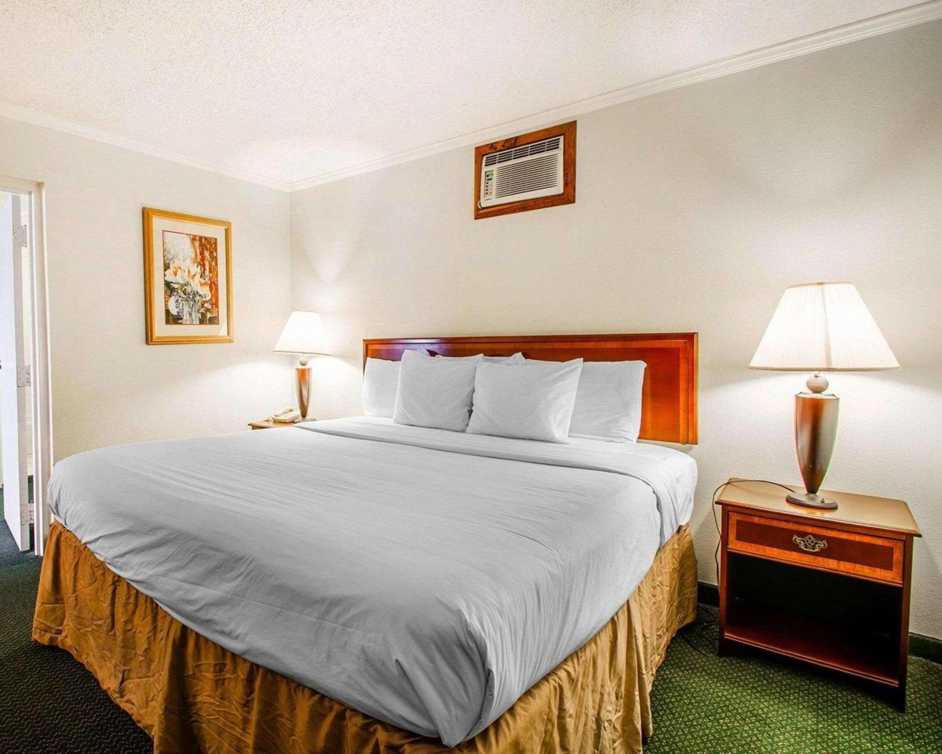 Clarion Inn & Suites Dothan South photo 21
