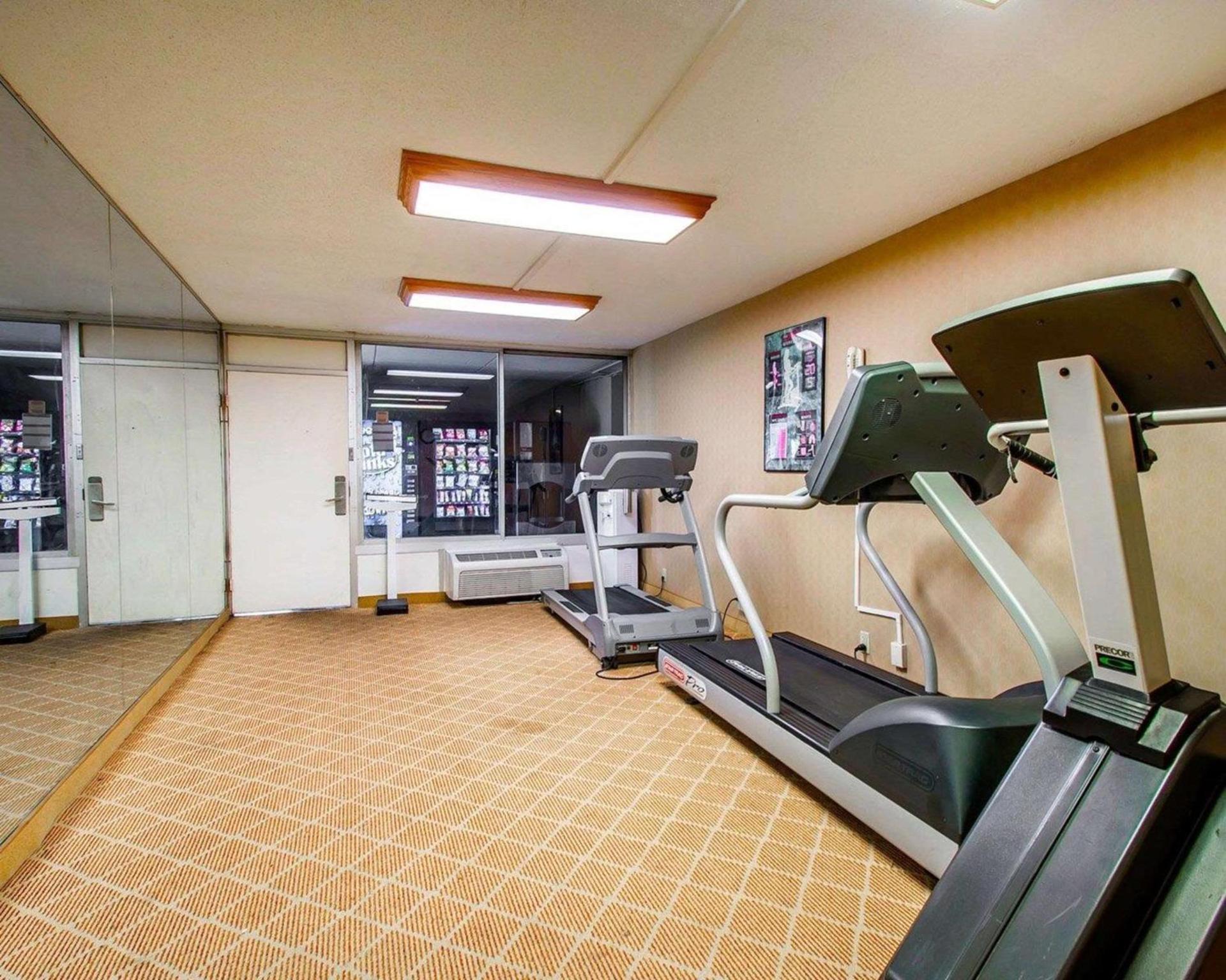 Clarion Inn & Suites Dothan South photo 10