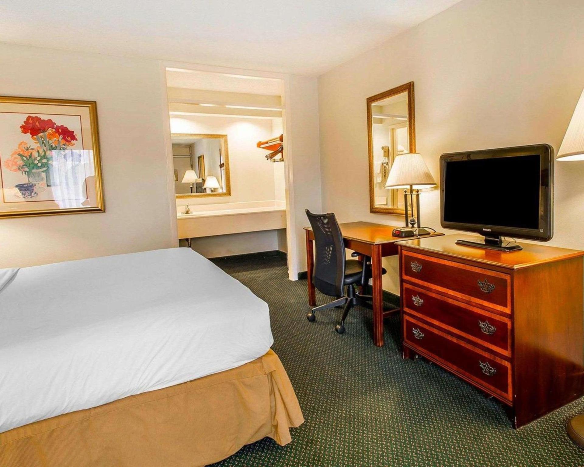 Clarion Inn & Suites Dothan South photo 23