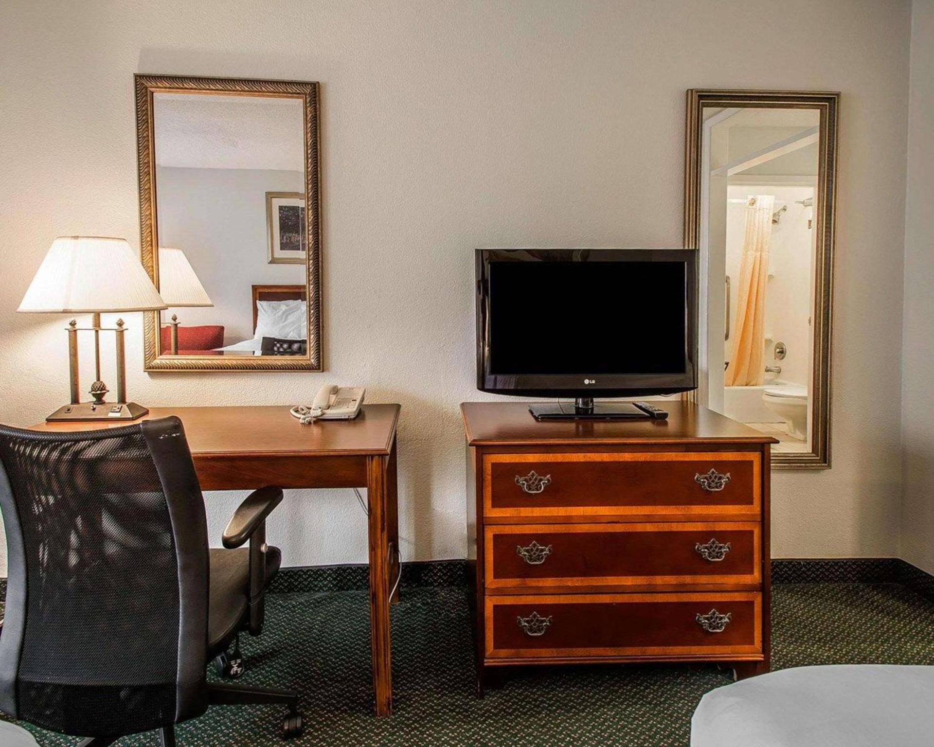 Clarion Inn & Suites Dothan South photo 24
