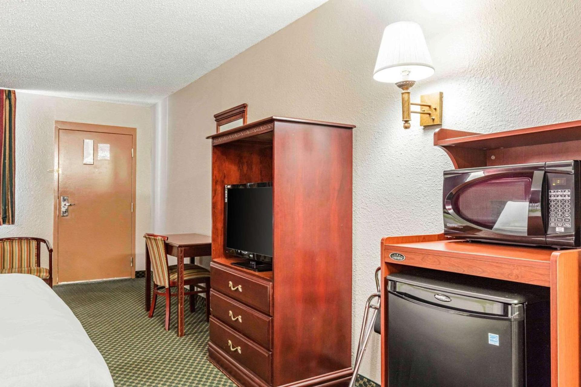 Rodeway Inn Prattville I-65 photo 9