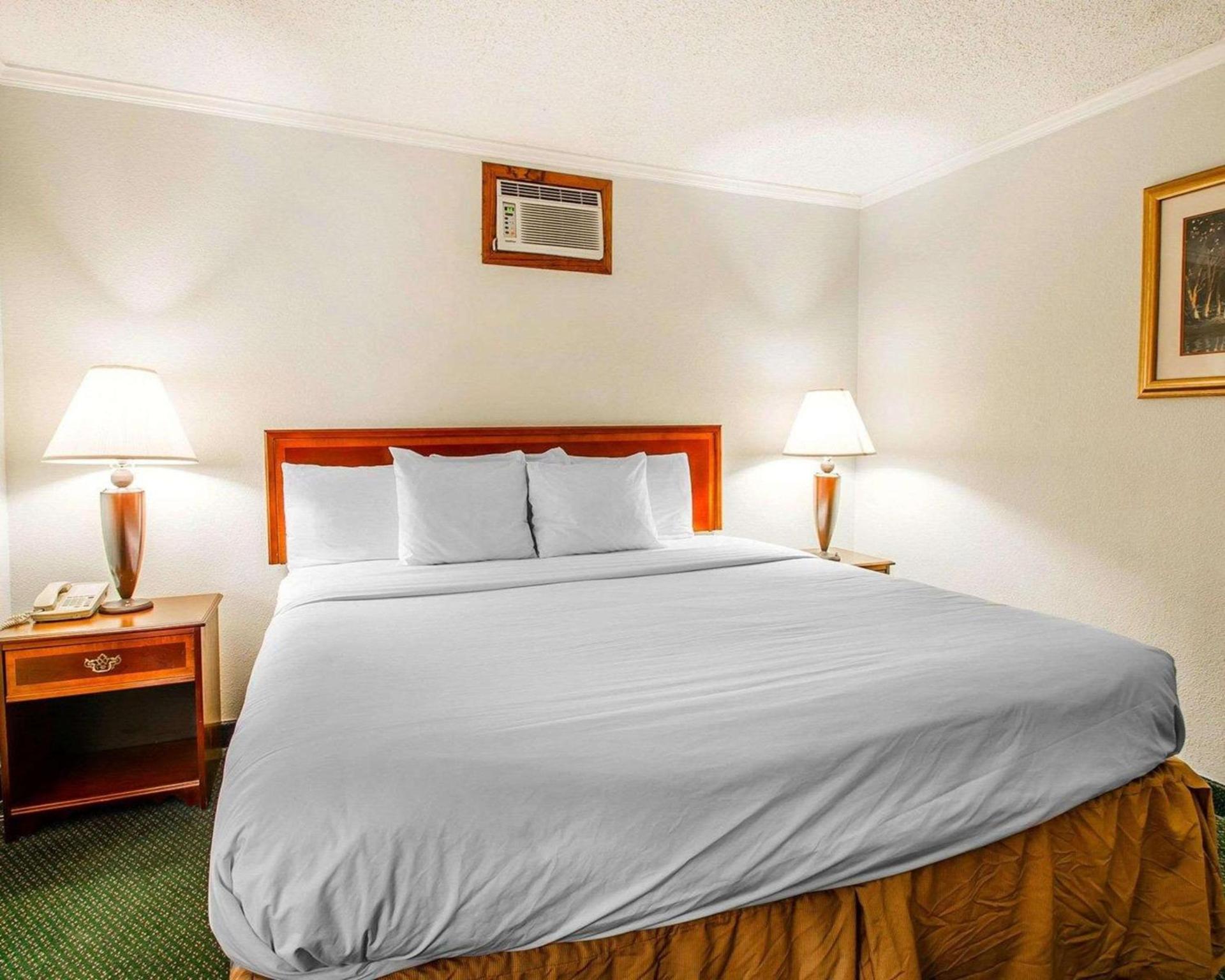 Clarion Inn & Suites Dothan South photo 25