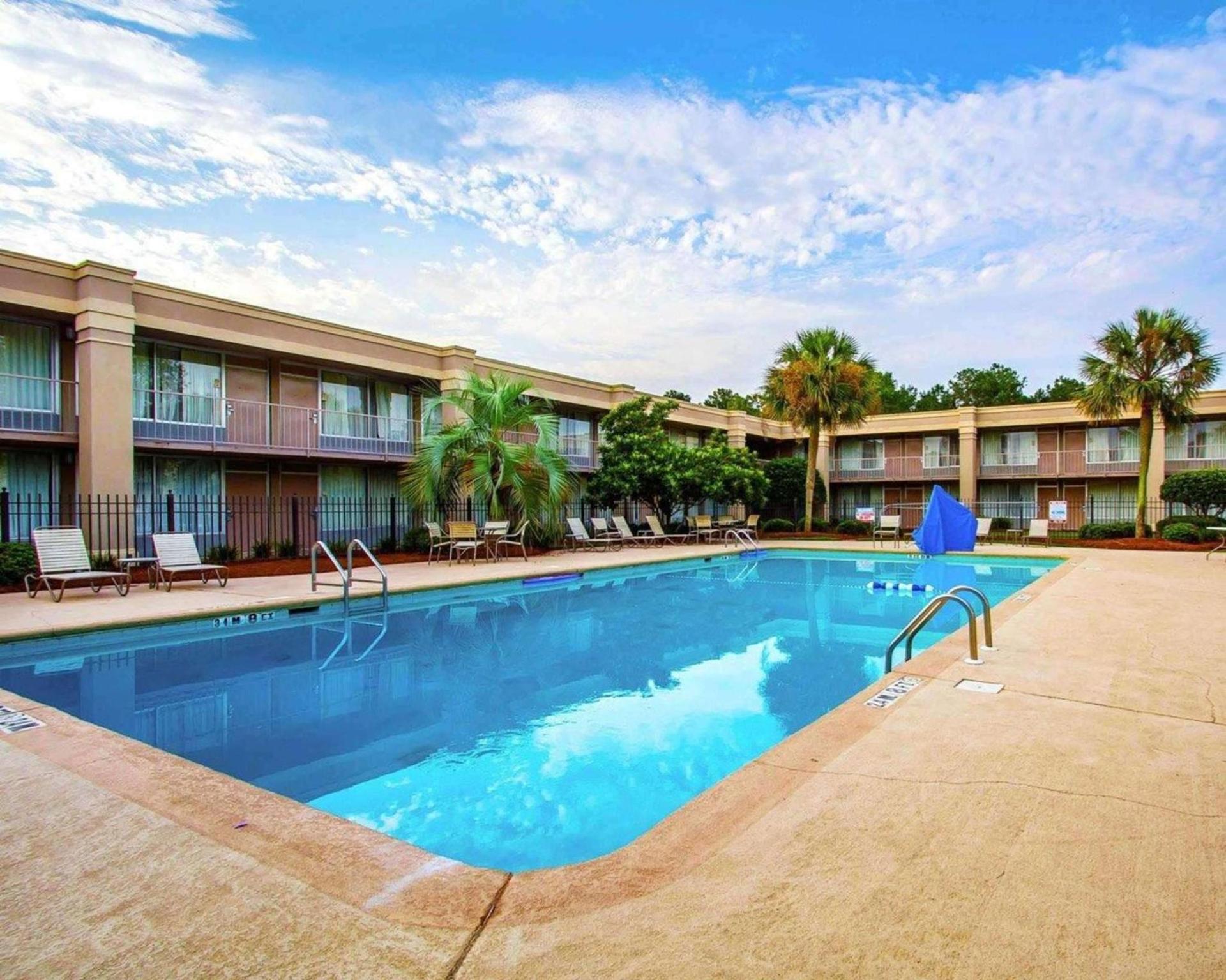 Clarion Inn & Suites Dothan South photo 12