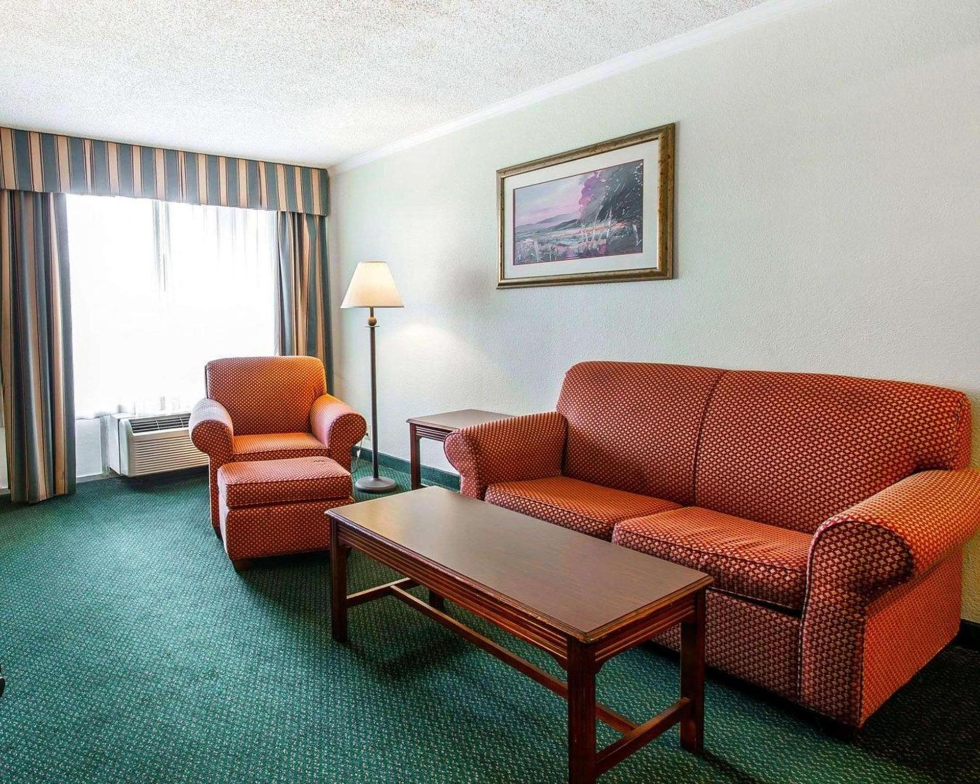 Clarion Inn & Suites Dothan South photo 26