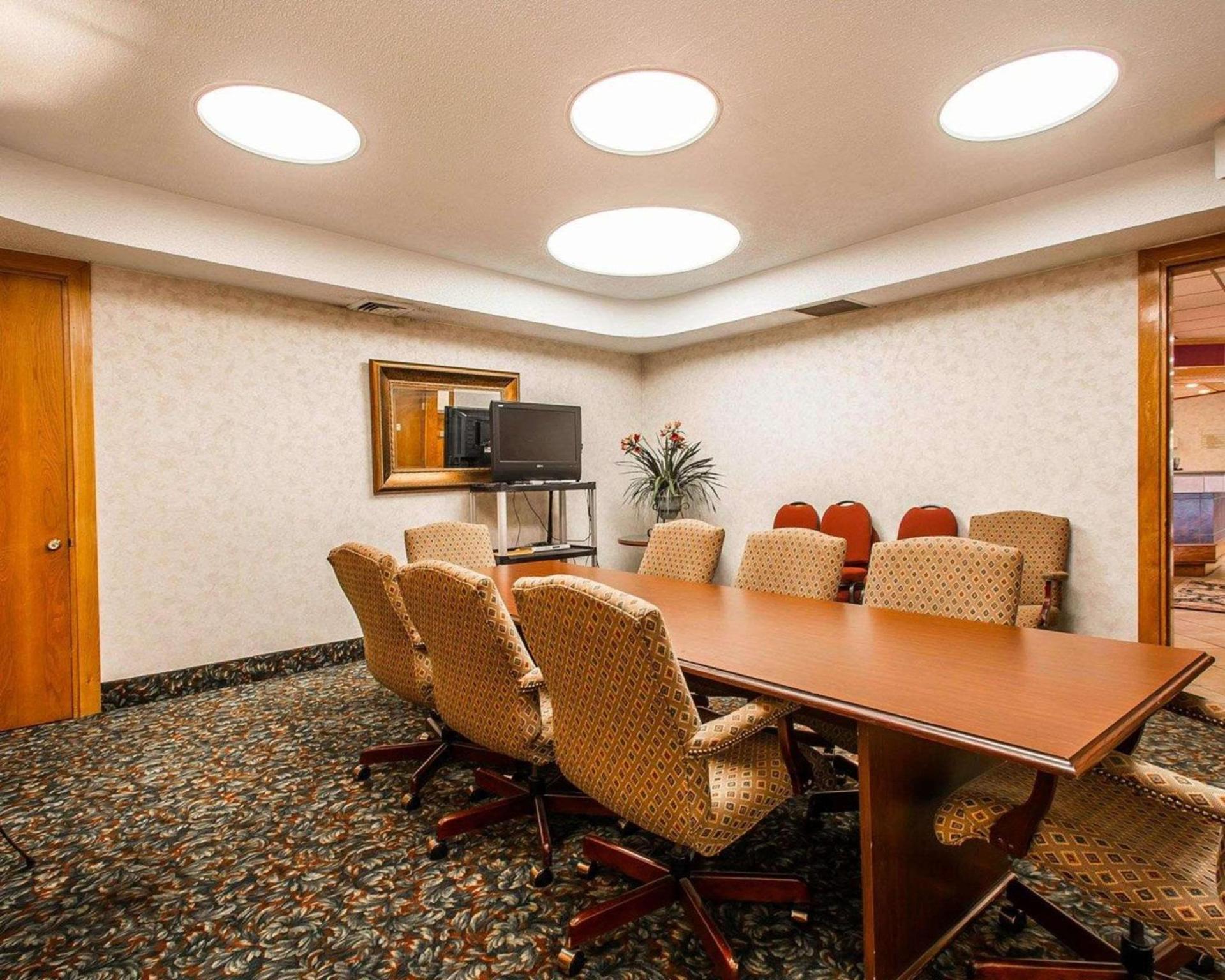 Clarion Inn & Suites Dothan South photo 6