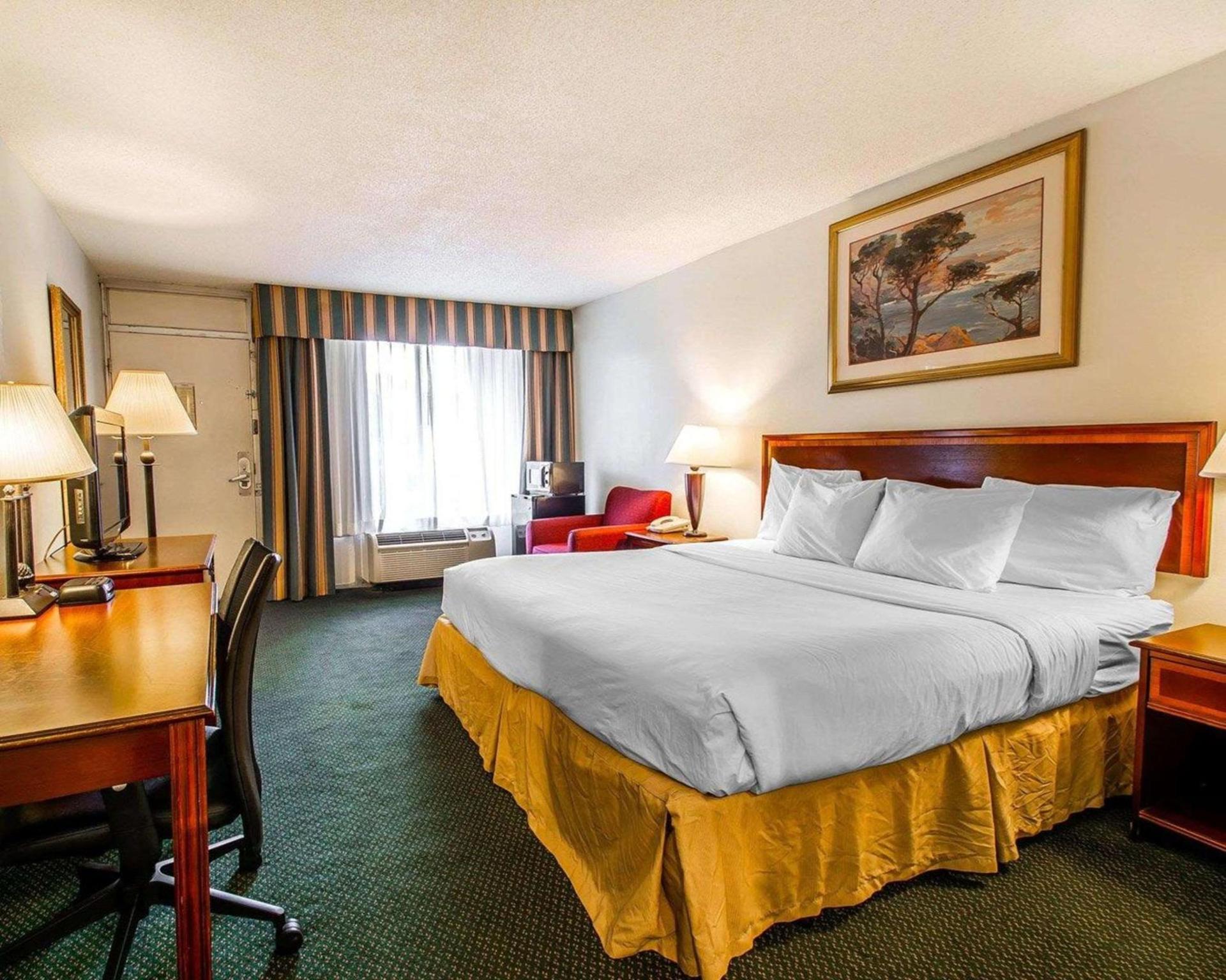 Clarion Inn & Suites Dothan South photo 28