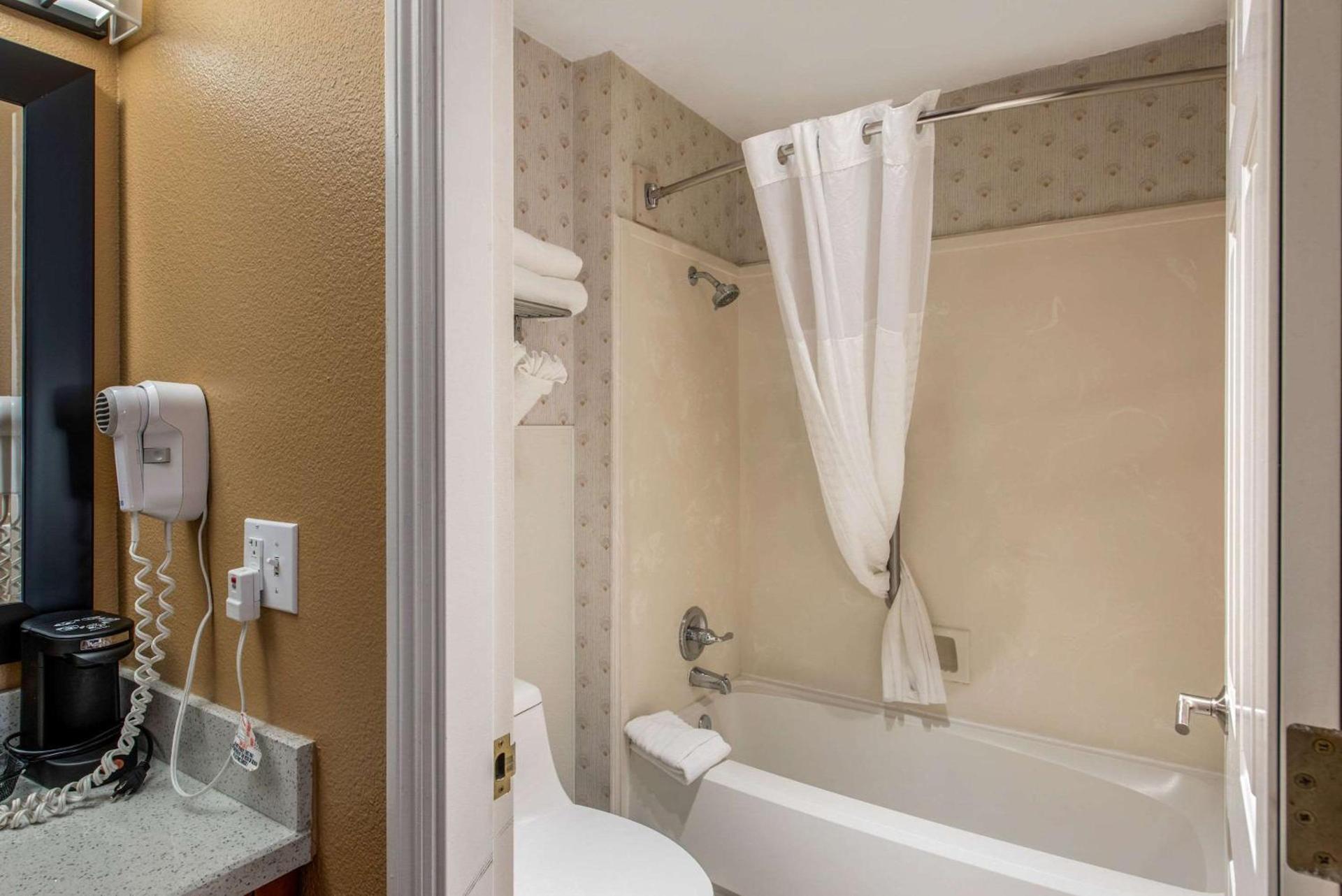 Comfort Inn Mount Shasta Area photo 27