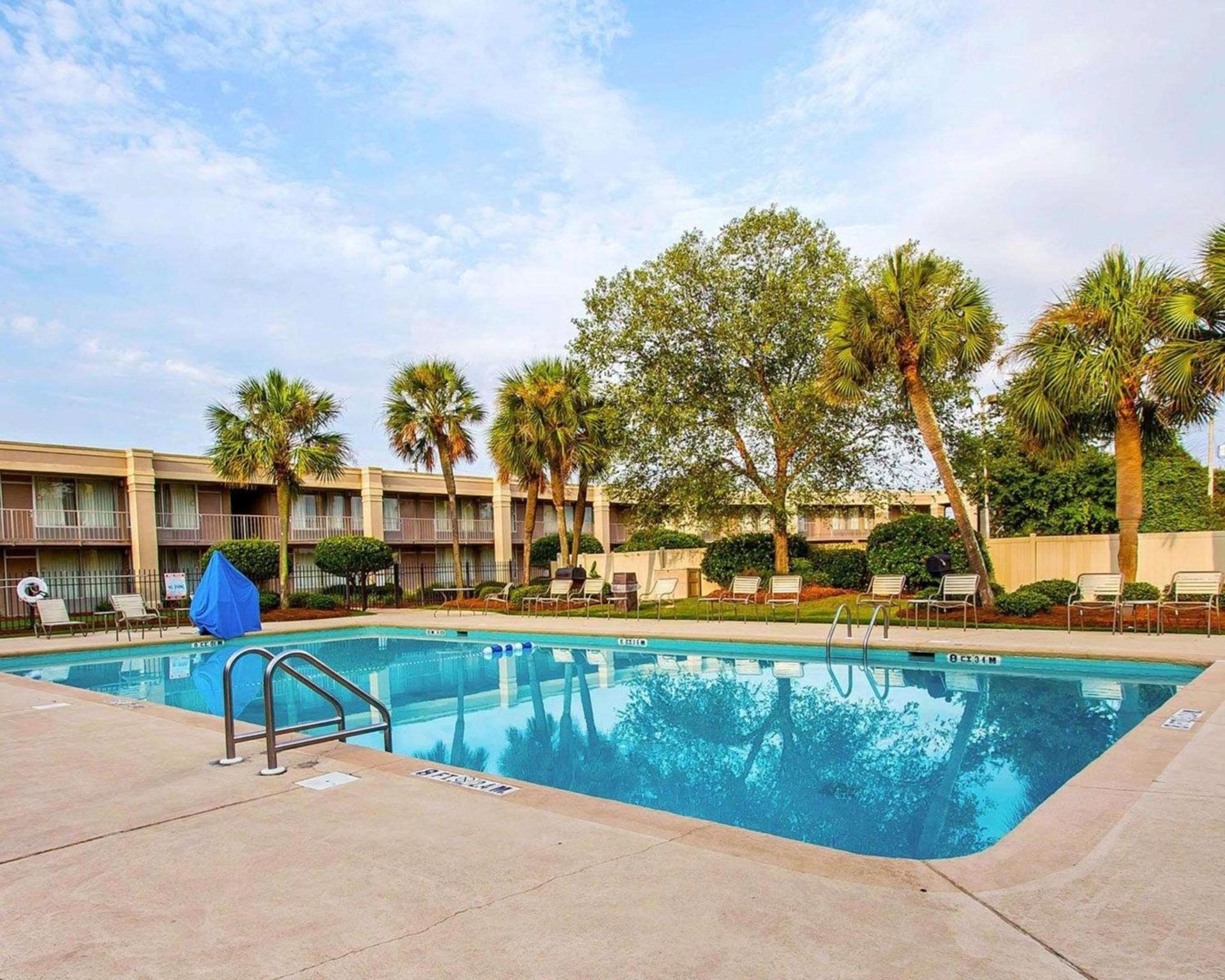 Clarion Inn & Suites Dothan South photo 13