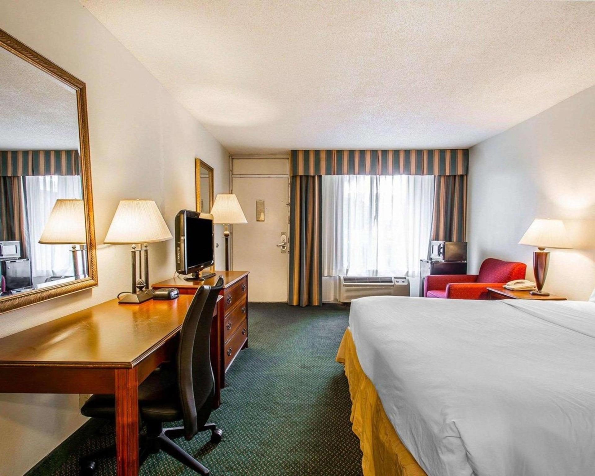 Clarion Inn & Suites Dothan South photo 30