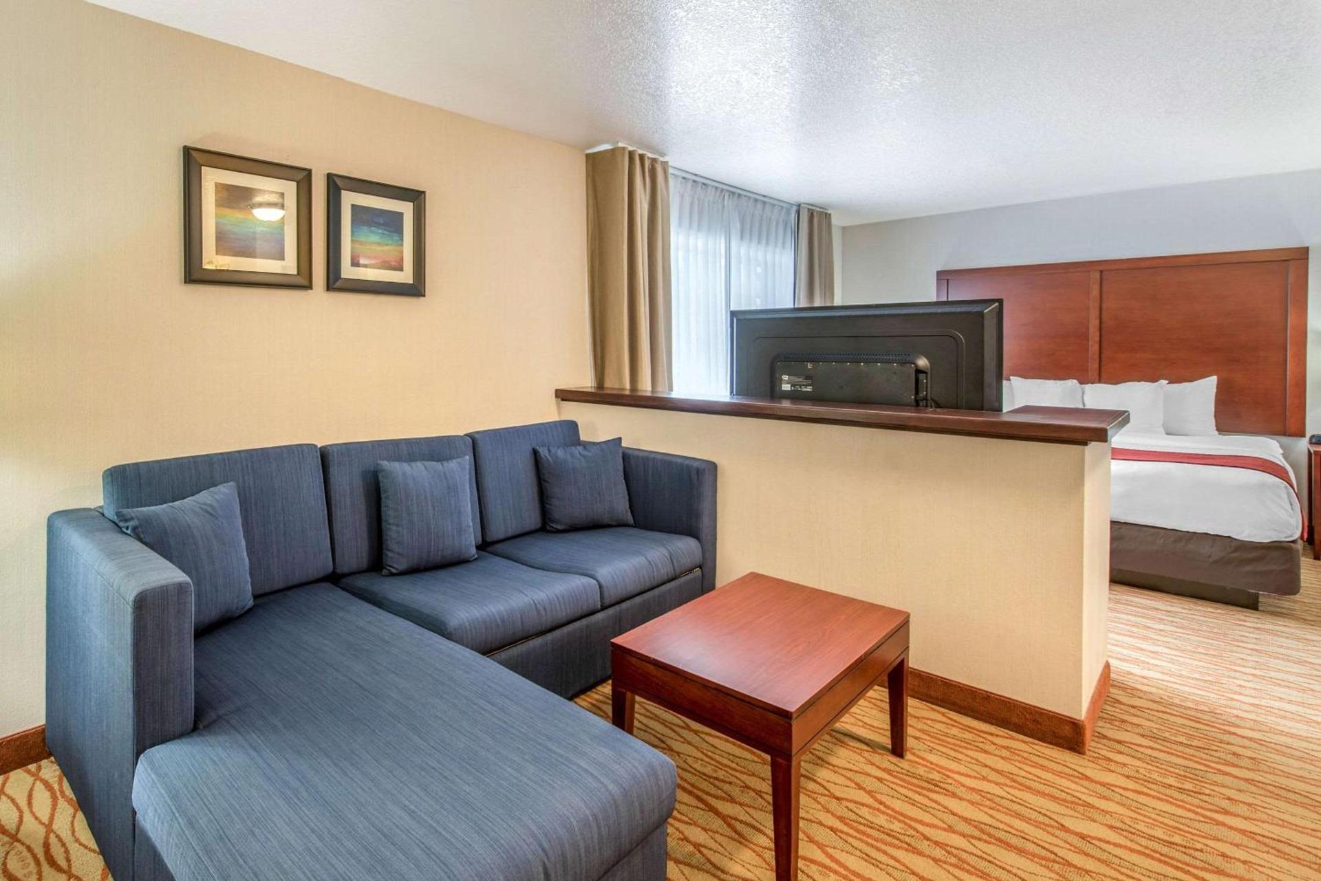 Comfort Inn Mount Shasta Area photo 24