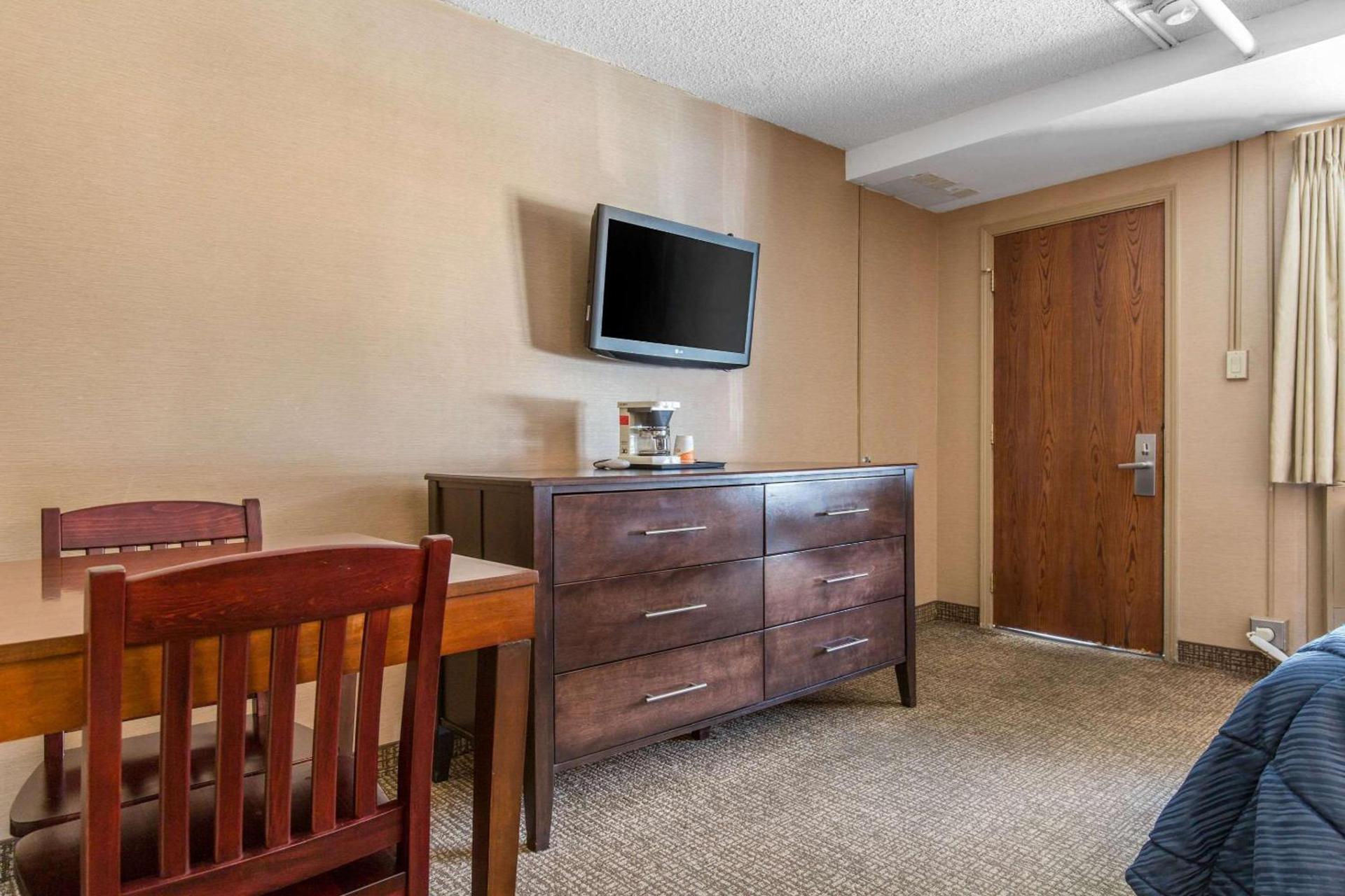 Rodeway Inn Chicago North Shore - Lincolnwood photo 3
