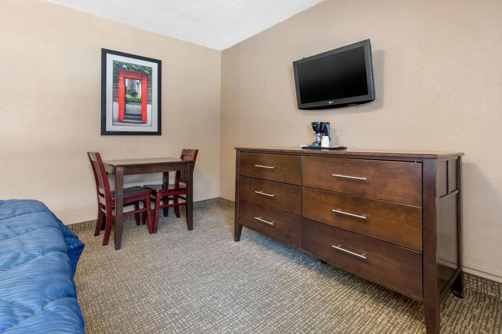 Rodeway Inn Chicago North Shore - Lincolnwood photo 4