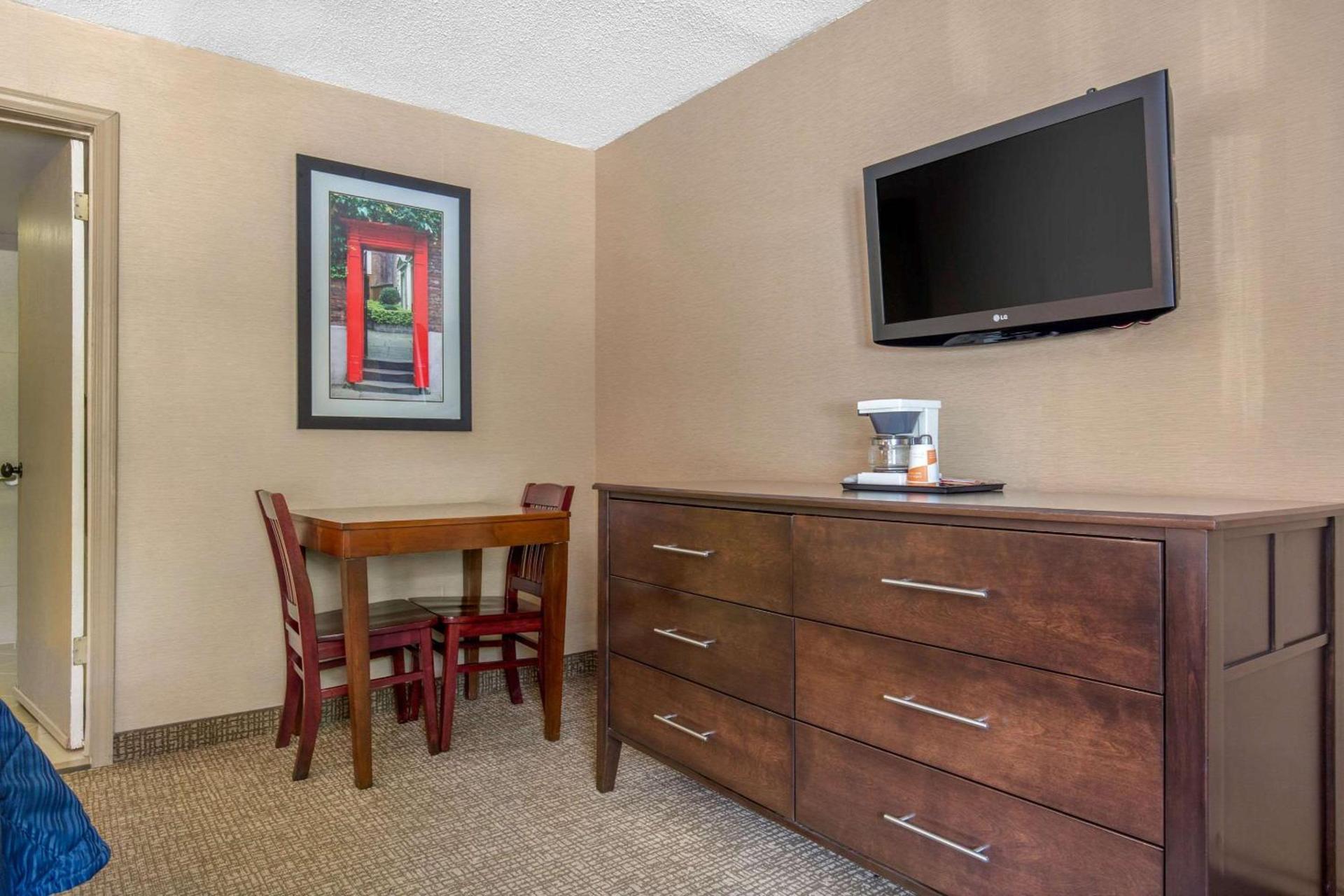 Rodeway Inn Chicago North Shore - Lincolnwood photo 8