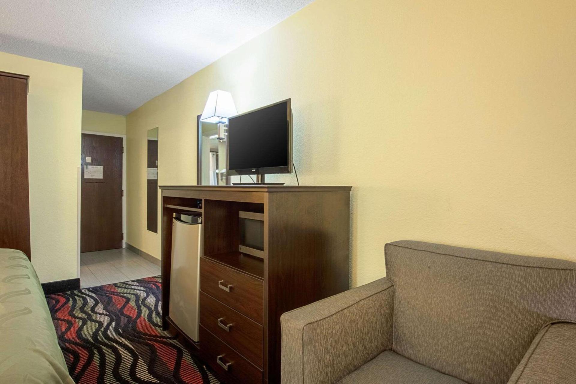 Quality Inn Holly Springs South photo 26