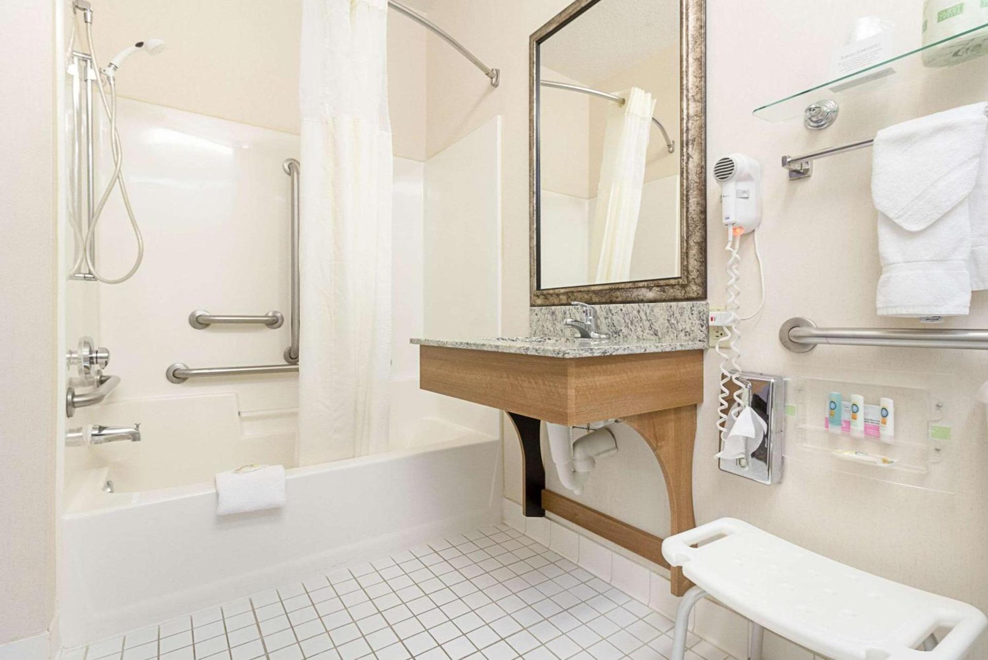 Quality Inn Fairmont photo 28