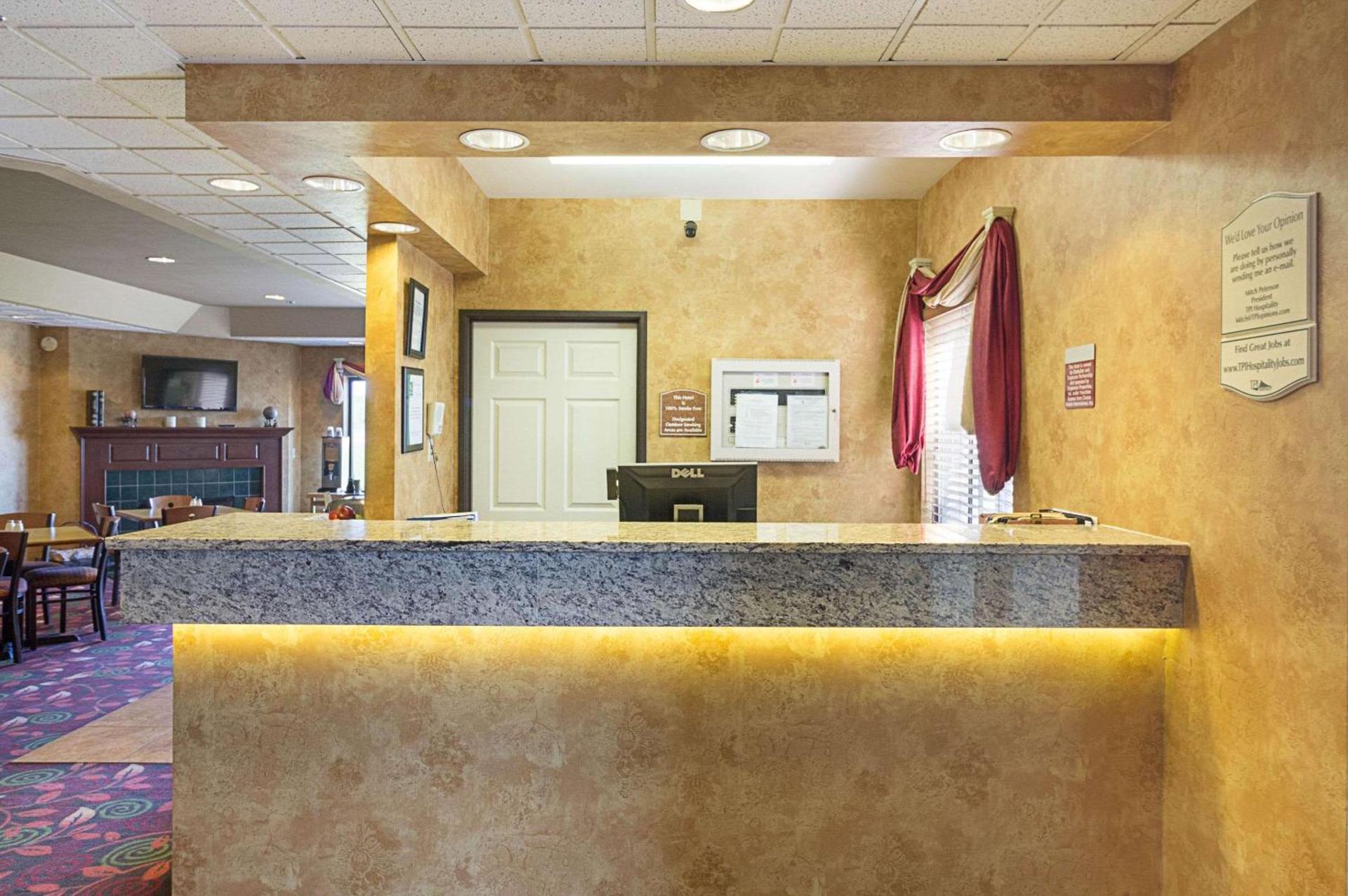 Quality Inn Fairmont photo 2