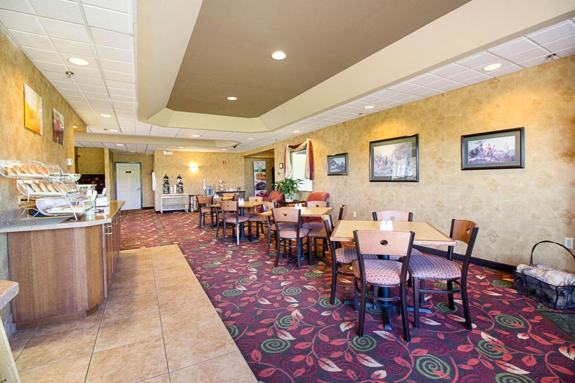 Quality Inn Fairmont photo 41