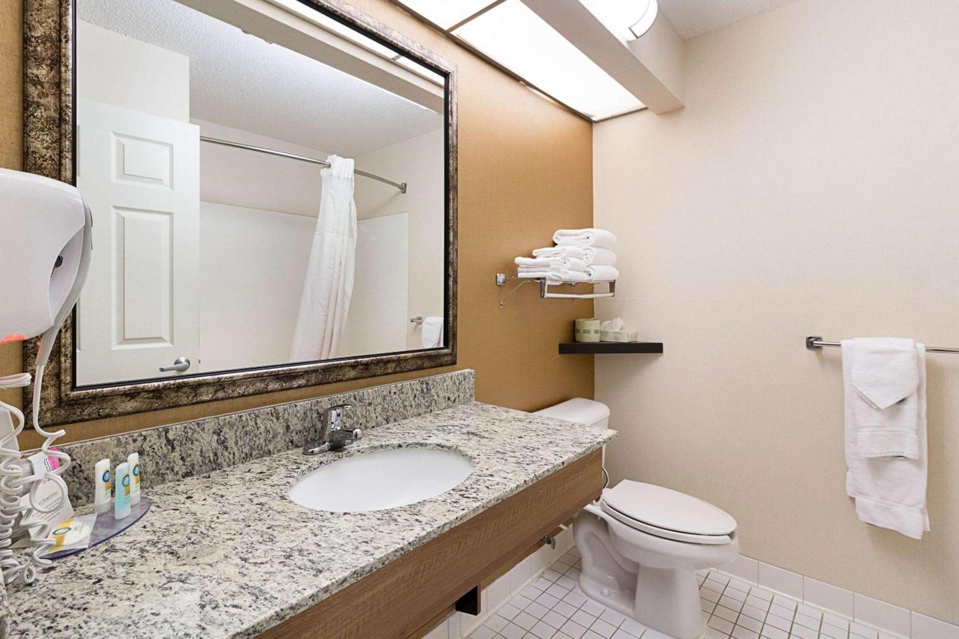 Quality Inn Fairmont photo 9