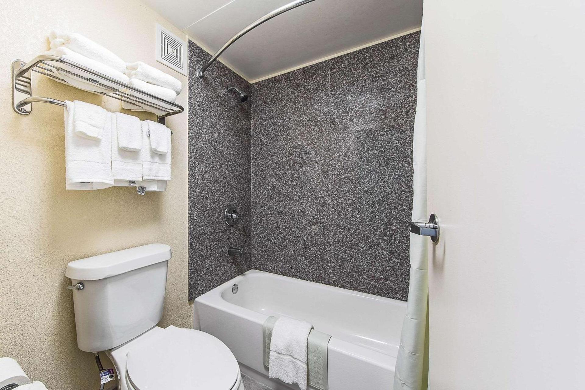 Quality Inn Forest City photo 13