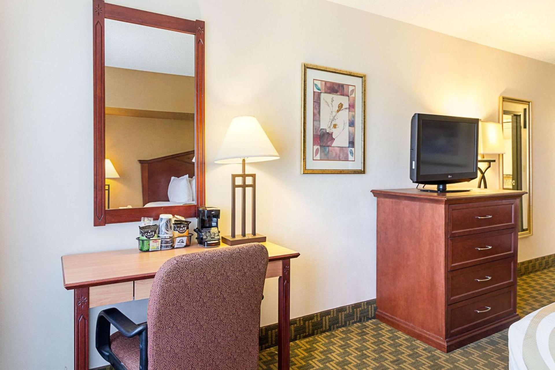 Quality Inn Fairmont photo 13