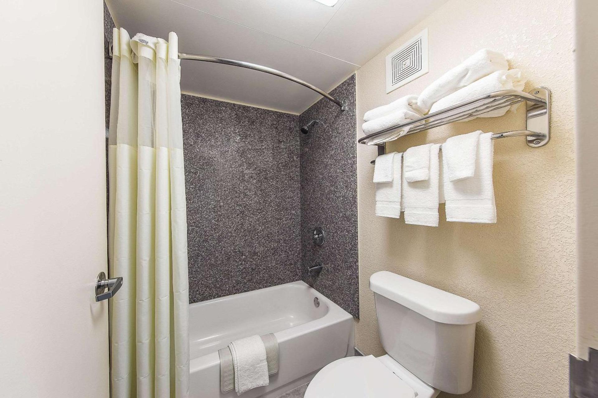 Quality Inn Forest City photo 21