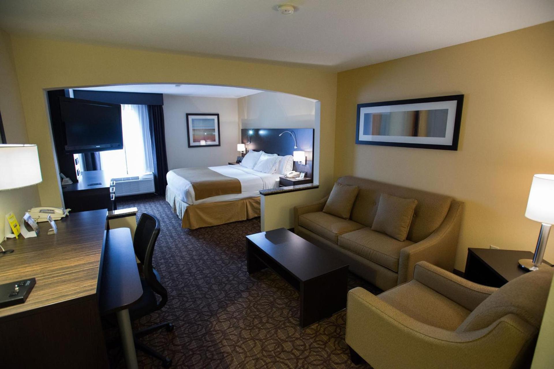 Holiday Inn Express & Suites Topeka West I-70 Wanamaker by IHG photo 2