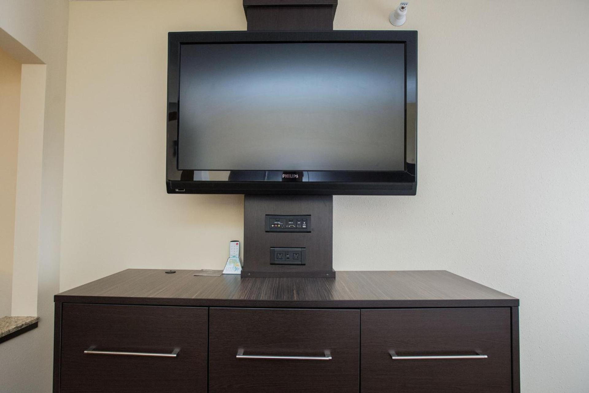 Holiday Inn Express & Suites Topeka West I-70 Wanamaker by IHG photo 7