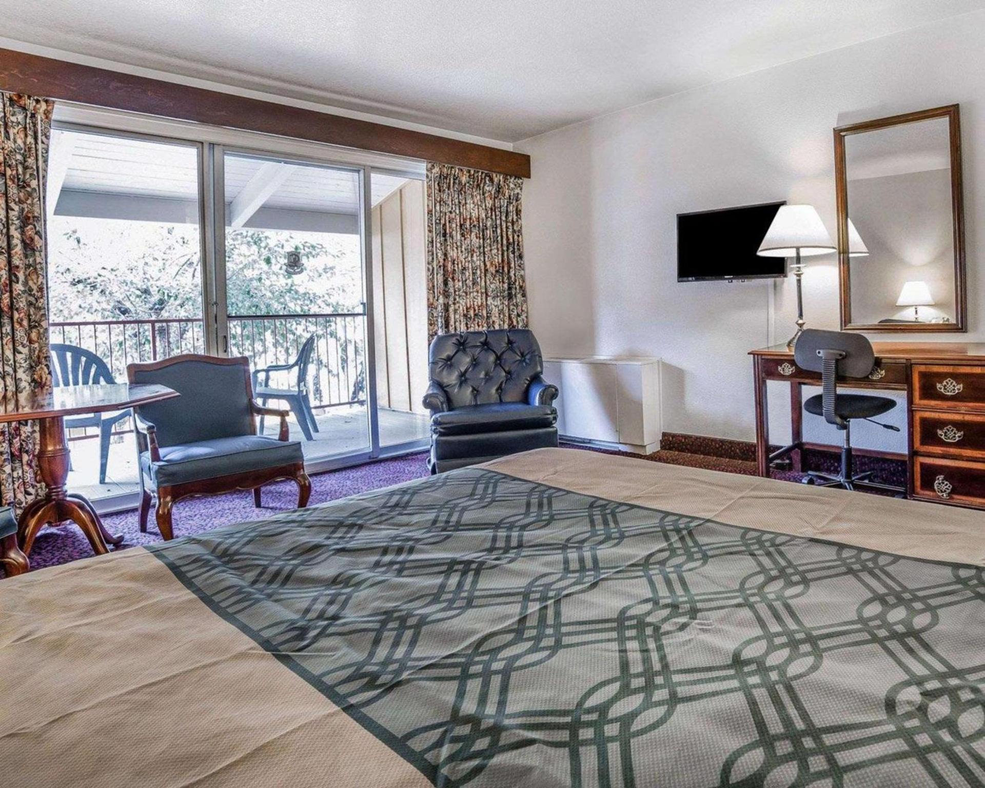 Econo Lodge Near Reno-Sparks Convention Center photo 16