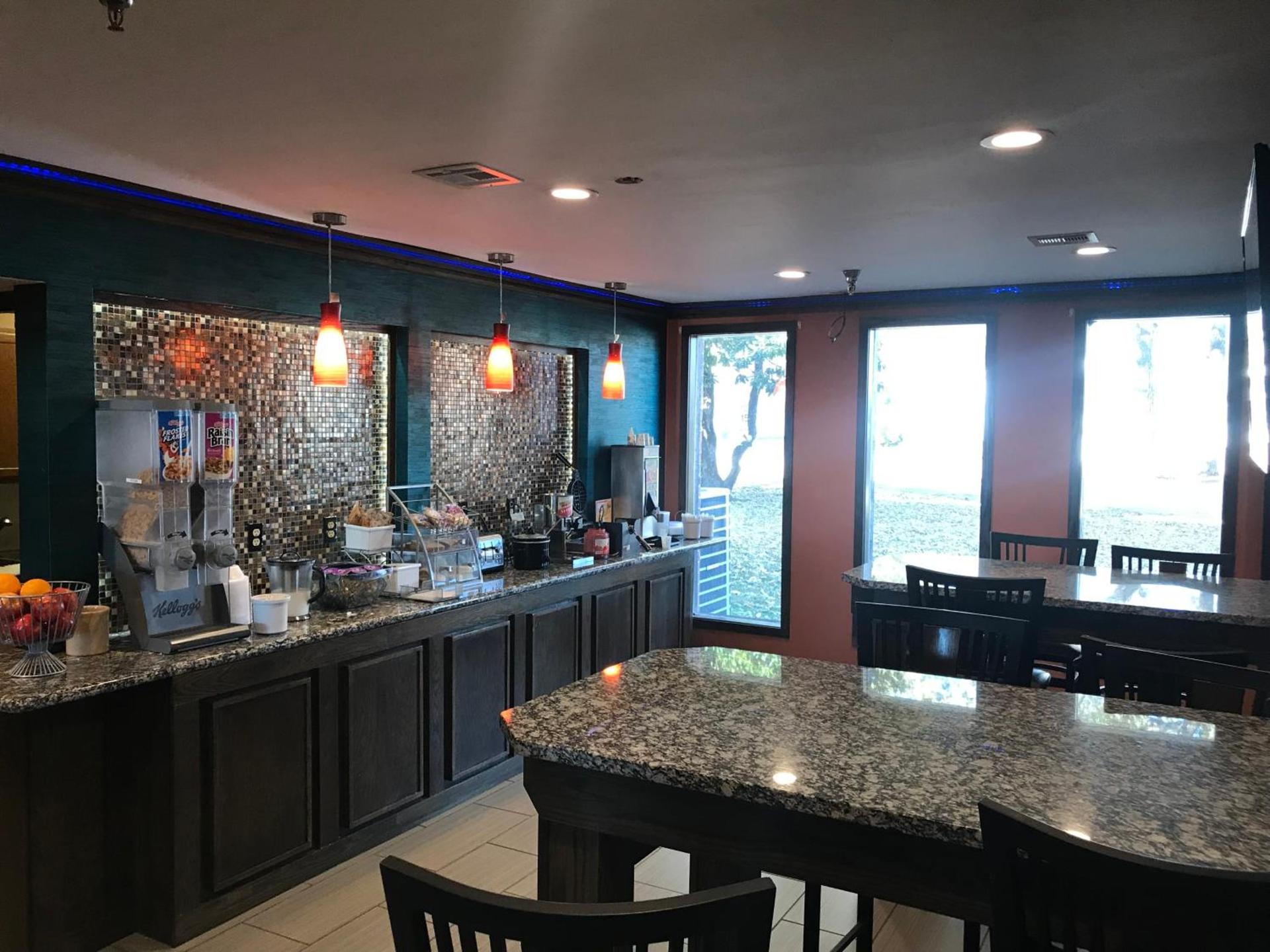 Super 8 by Wyndham Fayetteville photo 16