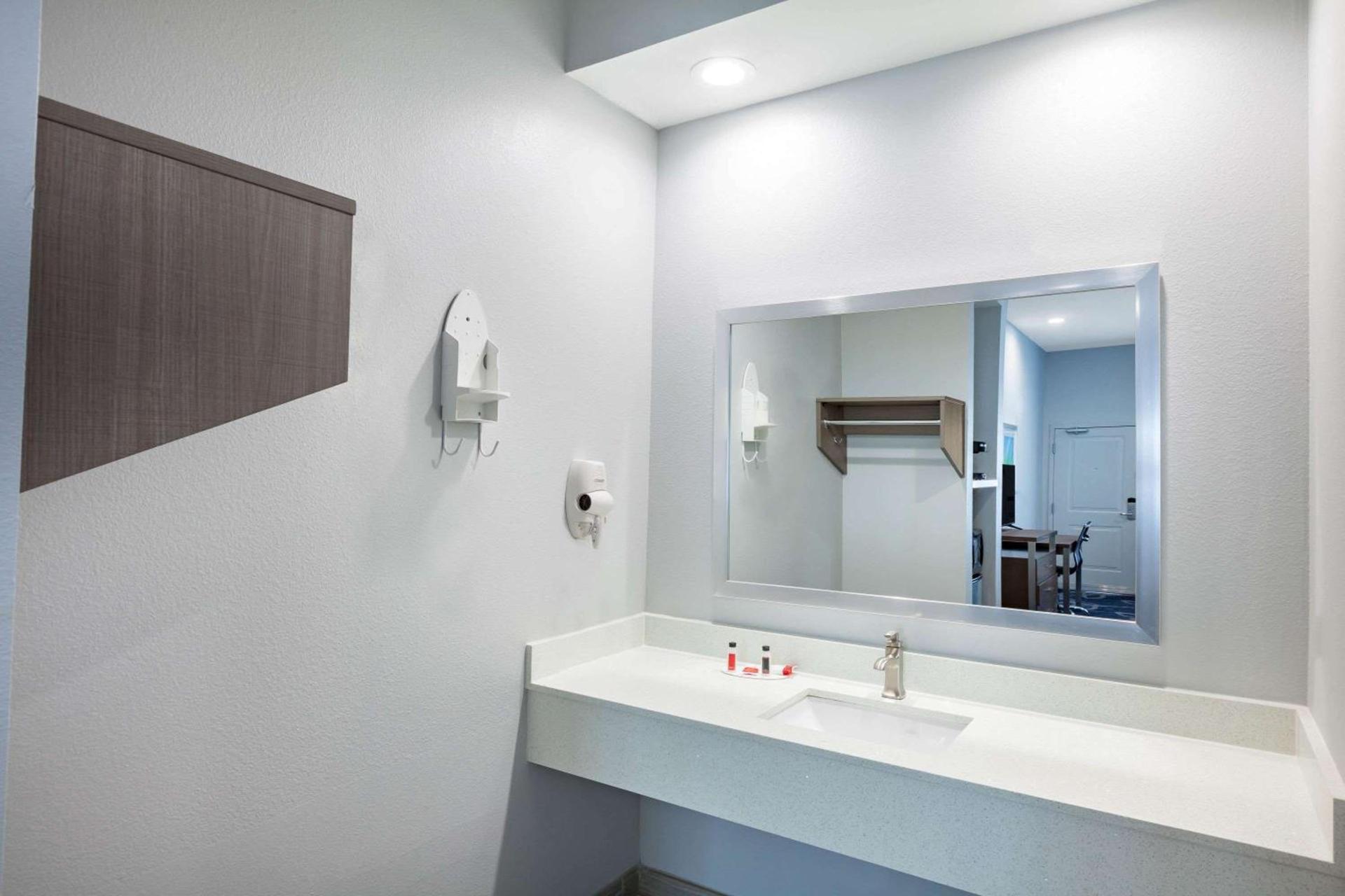 Baymont by Wyndham Houston Hobby Airport photo 38